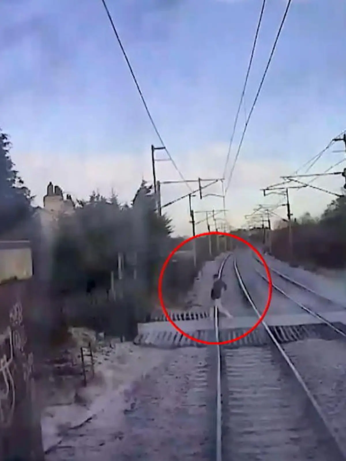 Eine englische Bahngesellschaft hat ein Video von der Dashcam eines Zuges veröffentlicht. Es zeigt den haarsträubenden Moment, wo eine Person den Bahnübergang überquert und beinahe überfahren wird.