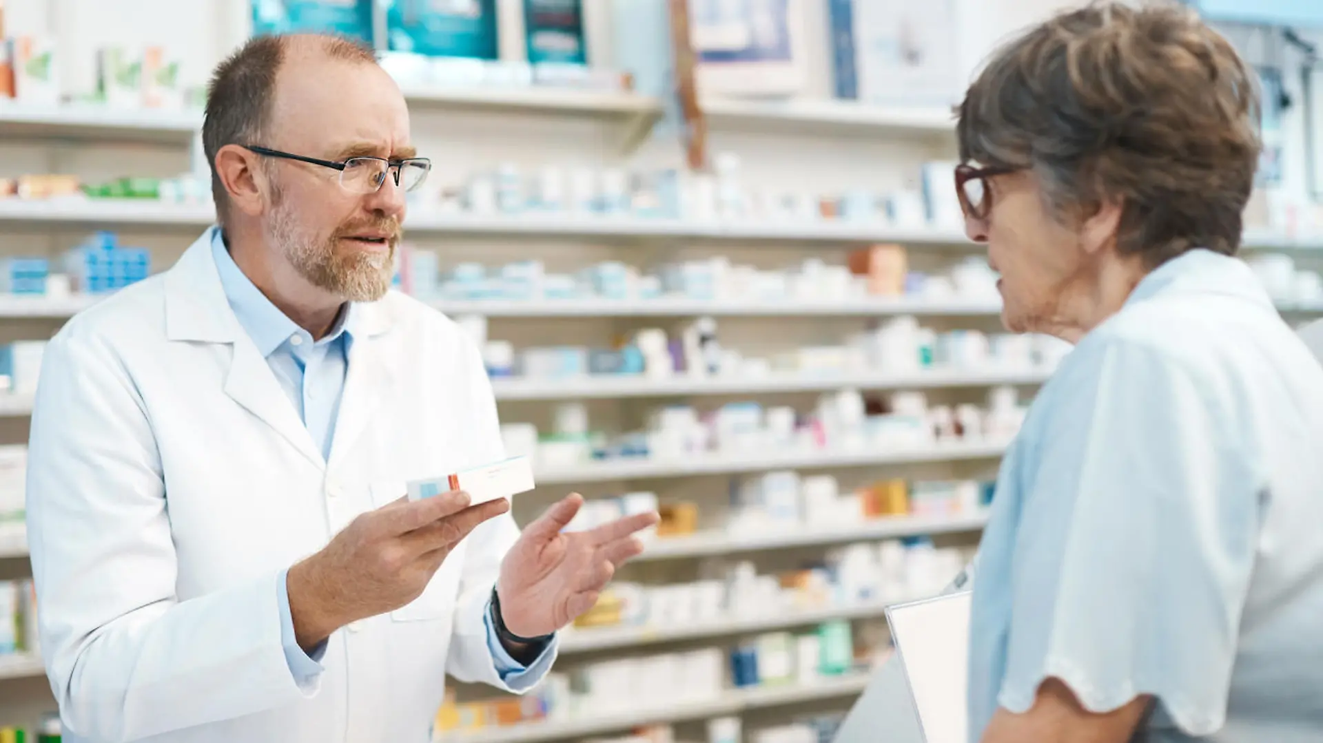 Apotheker erklärt älterer Frau Medikament