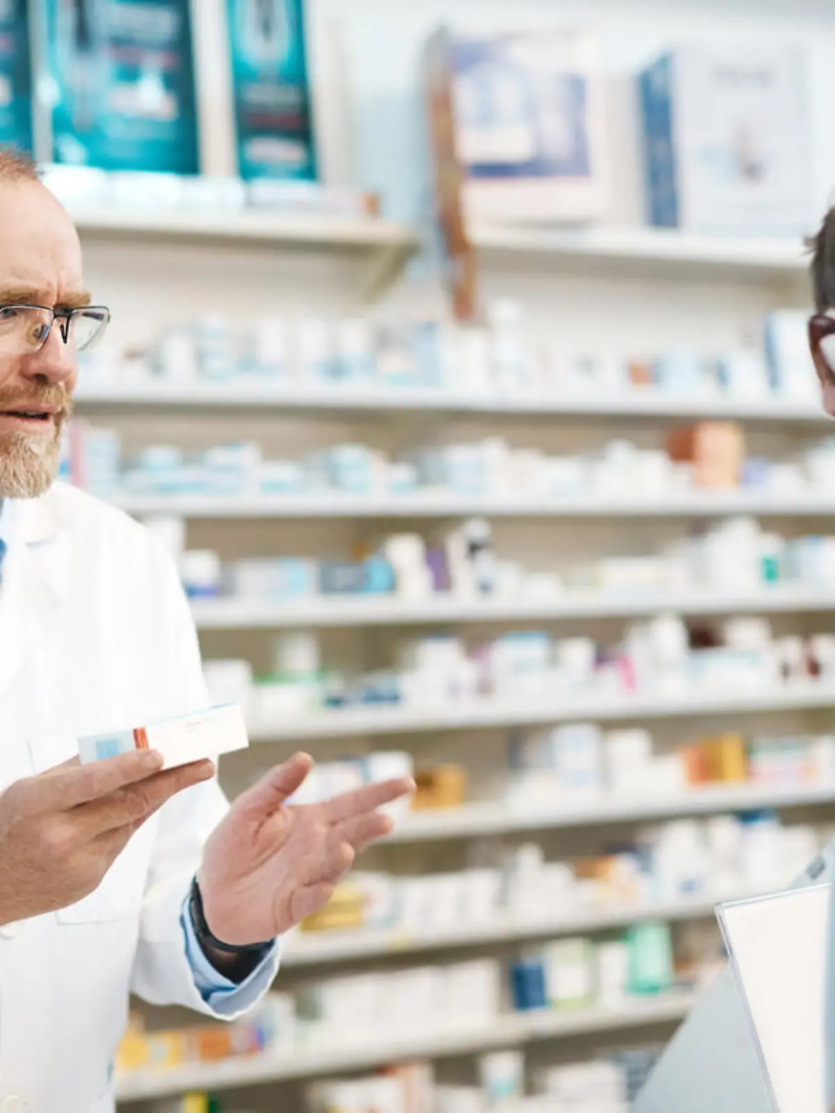 Apotheker erklärt älterer Frau Medikament