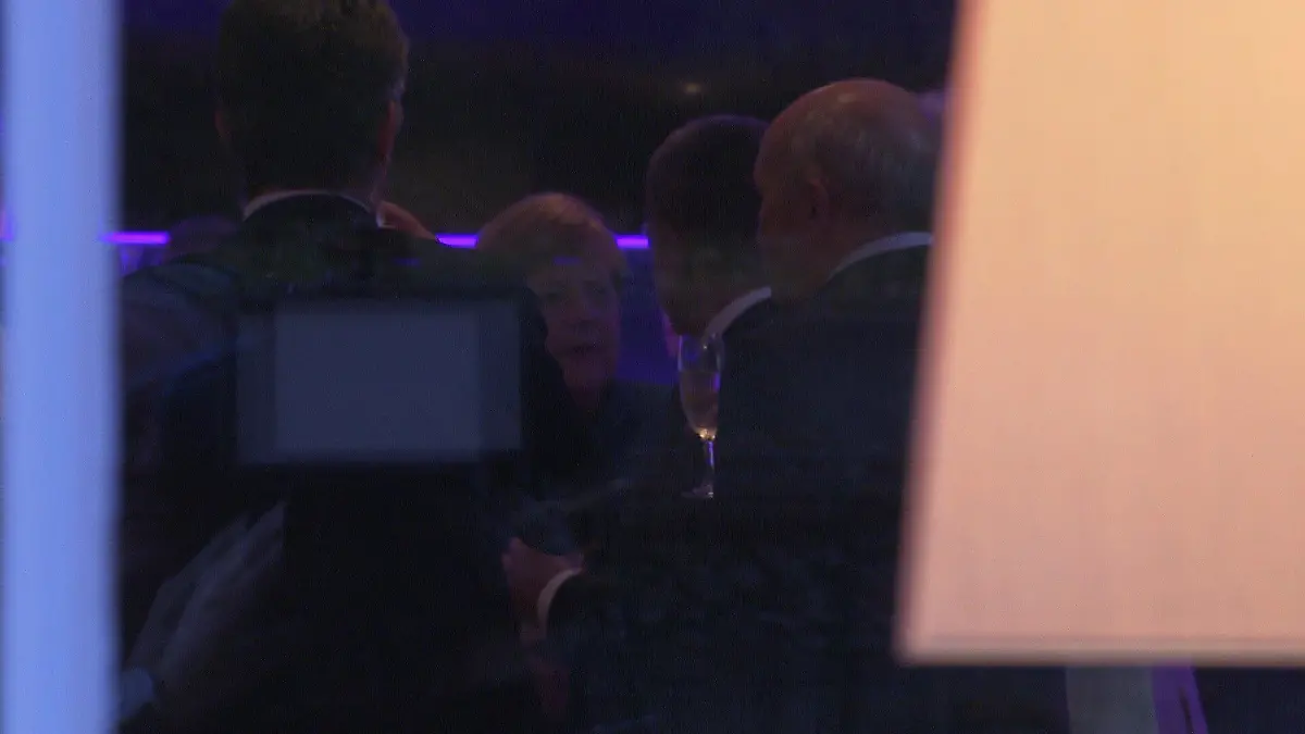 Angela Merkel setzt private Prioritäten. Sie bleibt in Berlin und besucht Joachim Sauers Ehrung statt in Leipzig 30 Jahre "Friedliche Revolution" zu feiern.