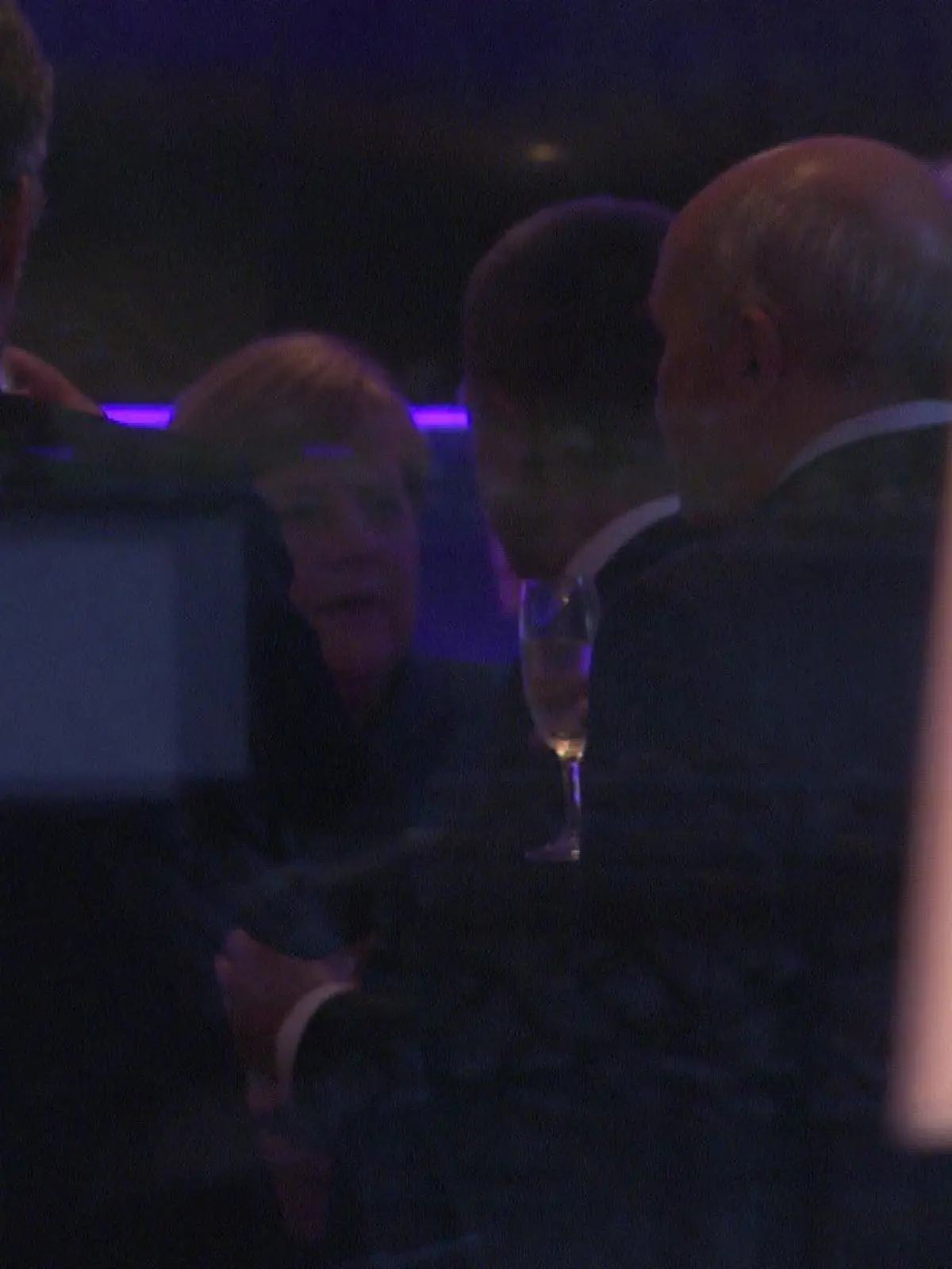 Angela Merkel setzt private Prioritäten. Sie bleibt in Berlin und besucht Joachim Sauers Ehrung statt in Leipzig 30 Jahre "Friedliche Revolution" zu feiern.