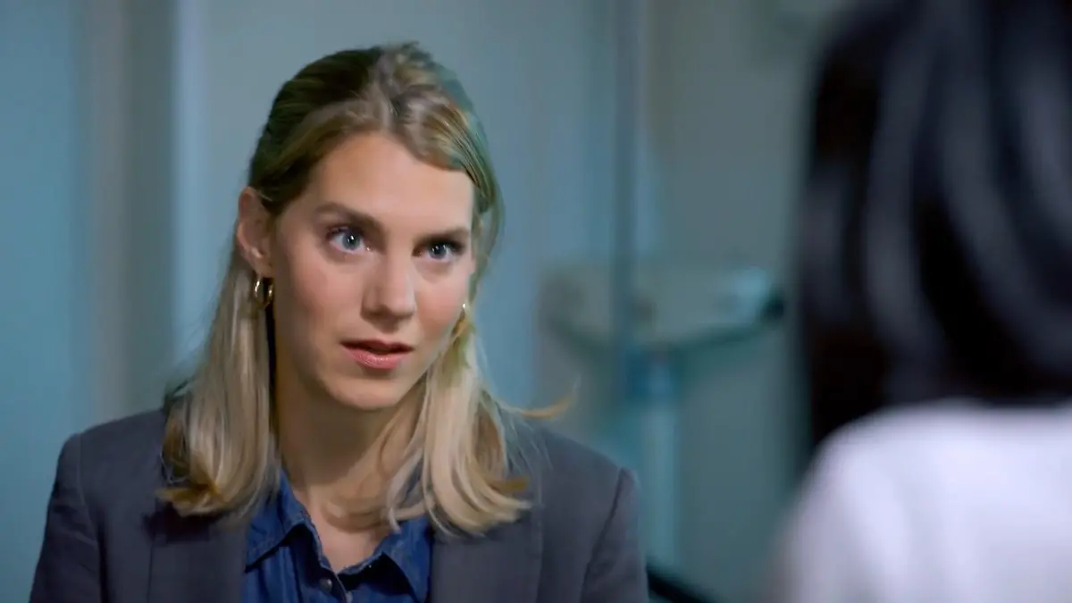 Stella erzählt Sina von einem unheilvollen Vorfall Die „Unter uns“-Wochenvorschau (Teil 2)