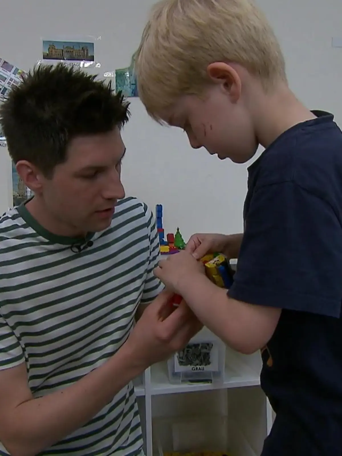 Sie werden gesucht und nicht gefunden. In NRW fehlen laut Experten etwa 65.000 Erzieher. Ein Job, der weit mehr ist als nur spielen und trösten. RTL WEST Reporter Steffen Schmidt hat einen Tag im FRÖBEL Kindergarten Mayersche Lochfabrik in Köln gearbeitet und verrät, was den Beruf des Erziehers ausmacht und warum es gerade Männer nicht immer einfach haben.