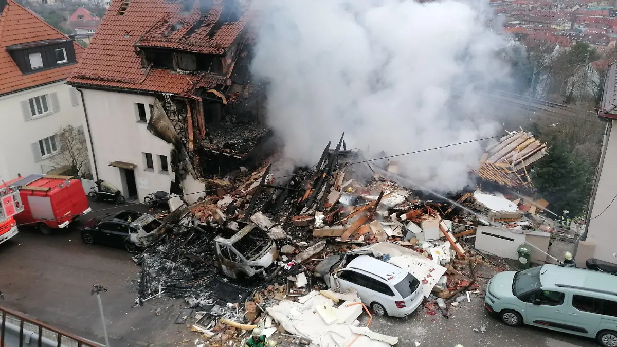 06.03.2023, Baden-Württemberg, Stuttgart: Nach einer Explosion in einem Wohnhaus in Stuttgart sind Teile des Gebäudes eingestürzt. Vier Menschen, darunter zwei Kinder, wurden am Montagmorgen verletzt, wie ein Sprecher der Feuerwehr mitteilte. Eine 85-Jährige werde vermisst. Vermutlich ist eine Gasexplosion der Grund für das Feuer. Foto: Andreas Rosar/dpa +++ dpa-Bildfunk +++