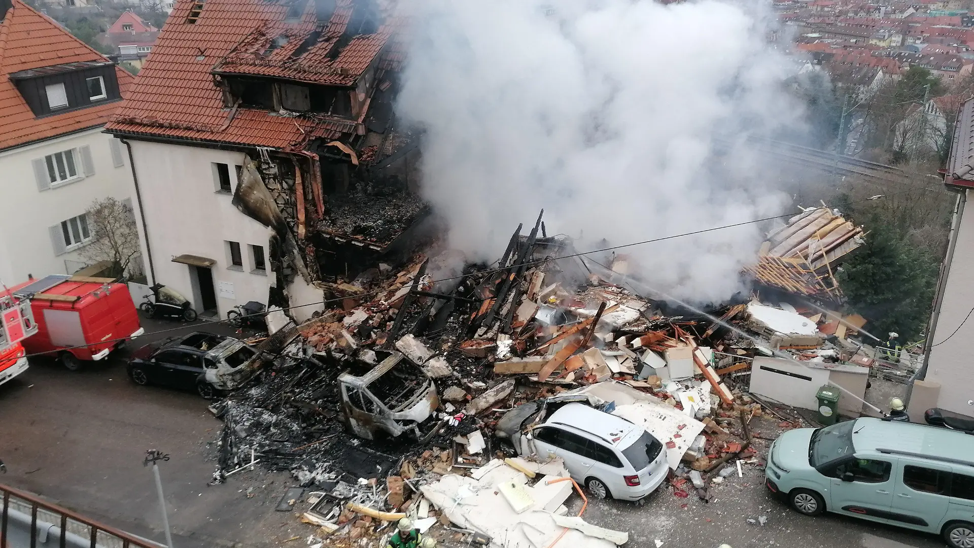 06.03.2023, Baden-Württemberg, Stuttgart: Nach einer Explosion in einem Wohnhaus in Stuttgart sind Teile des Gebäudes eingestürzt. Vier Menschen, darunter zwei Kinder, wurden am Montagmorgen verletzt, wie ein Sprecher der Feuerwehr mitteilte. Eine 85-Jährige werde vermisst. Vermutlich ist eine Gasexplosion der Grund für das Feuer. Foto: Andreas Rosar/dpa +++ dpa-Bildfunk +++