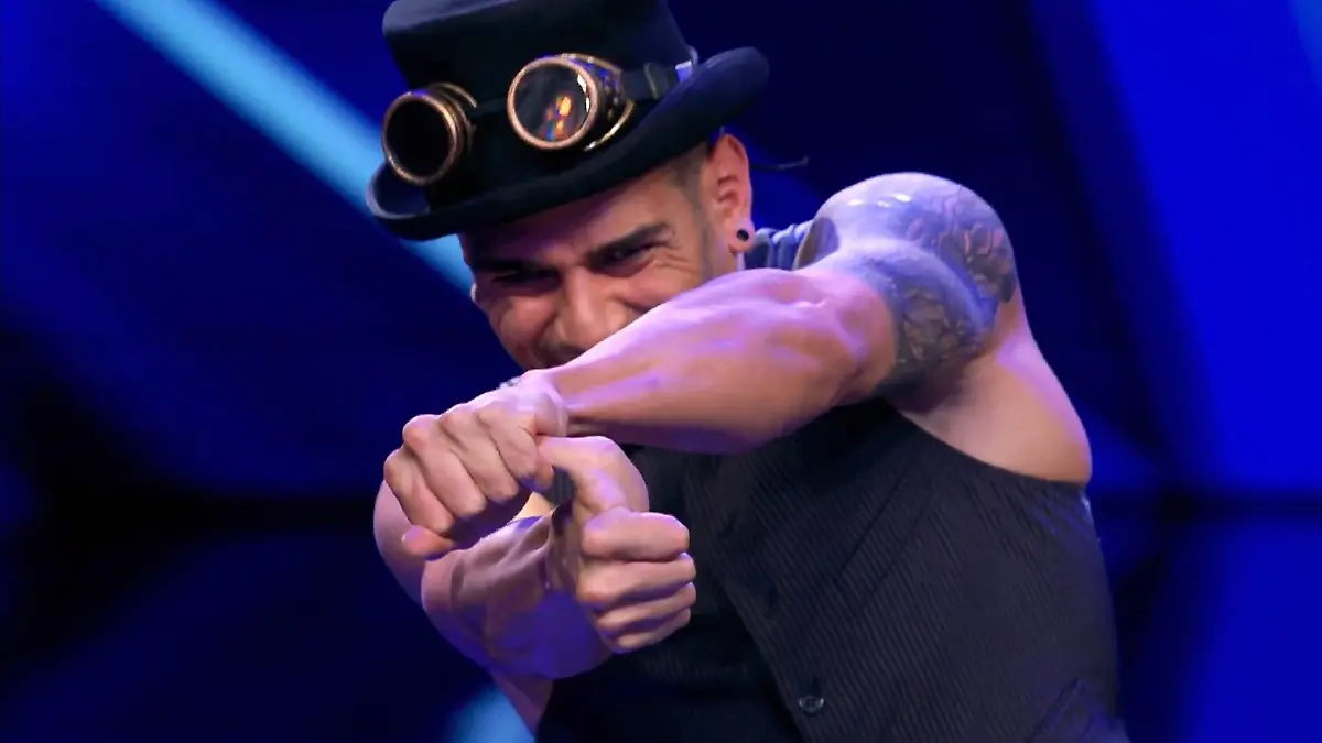 Moises Ugidos fasziniert mit Verbiegungs-Show Schaurig-skurril