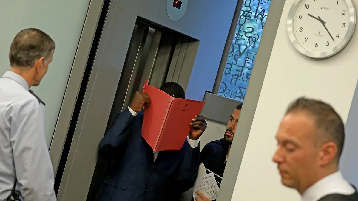 11.10.2019, Nordrhein-Westfalen, Wuppertal: Der wegen Freiheitsberaubung und versuchten sexuellen Kindesmissbrauchs Angeklagte (M) kommt in den Gerichtssaal. Der mutmaßliche Entführer eines Zehnjährigen in Velbert muss sich in Wuppertal vor dem Landgericht verantworten. Foto: Oliver Berg/dpa +++ dpa-Bildfunk +++