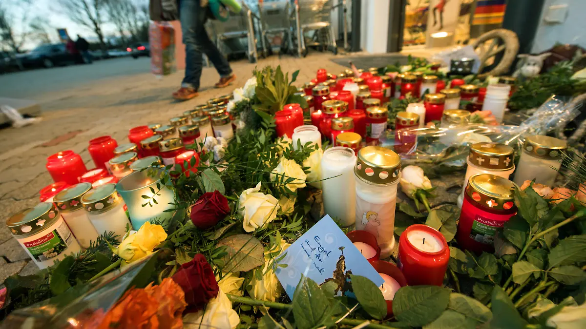 ARCHIV - ARCHIV - 28.12.2017, Rheinland-Pfalz, Kandel: Ein Zettel mit der Aufschrift «Engel sind für immer nah» liegt nach dem gewaltsamen Tod des Mädchens Mia vor dem Drogeriemarkt zwischen den abgelegten Blumen und Kerzen. (zu dpa «Urteil im Prozess um den Mord an einem 15 Jahre alten Mädchen in einem Drogeriemarkt in Kandel» vom 02.09.2018) Foto: Andreas Arnold/dpa +++ dpa-Bildfunk +++