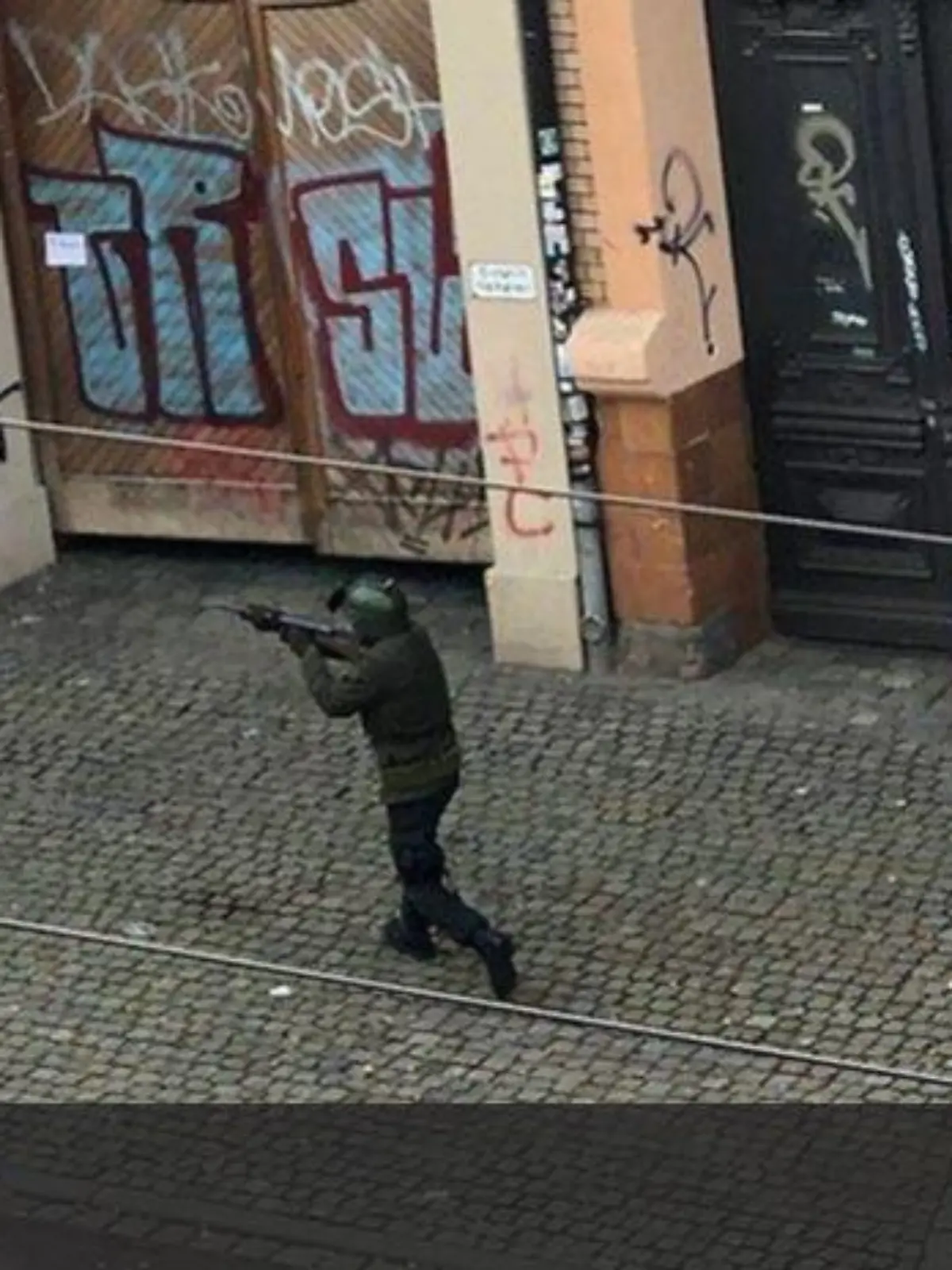 Schüsse in Halle: Bewaffneter mit gezogener Waffe auf der Straße vor dem Dönerladen