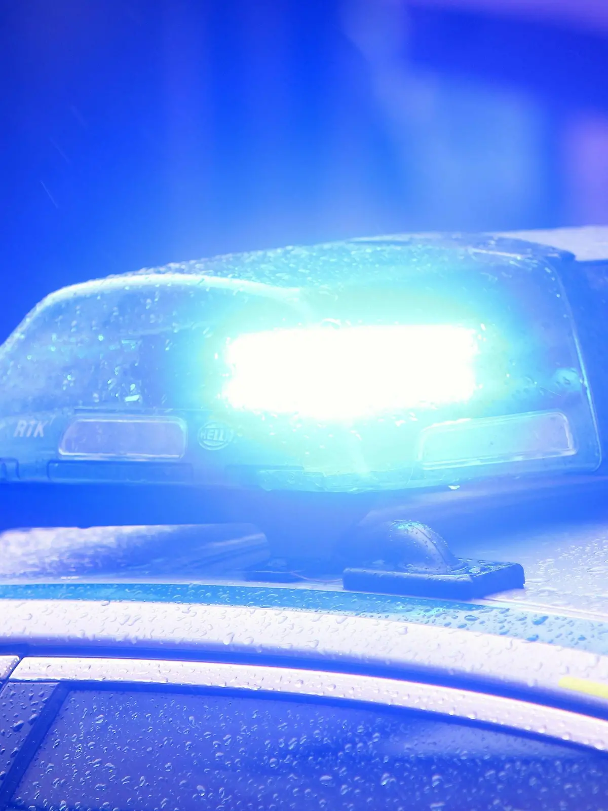  Blaulicht eines Einsatzwagen s der Polizei bei einem Einsatz auf dem Marienplatz in München, Bayern, Deutschland *** Blue light of a police car during a mission on Marienplatz in Munich Bavaria Germany