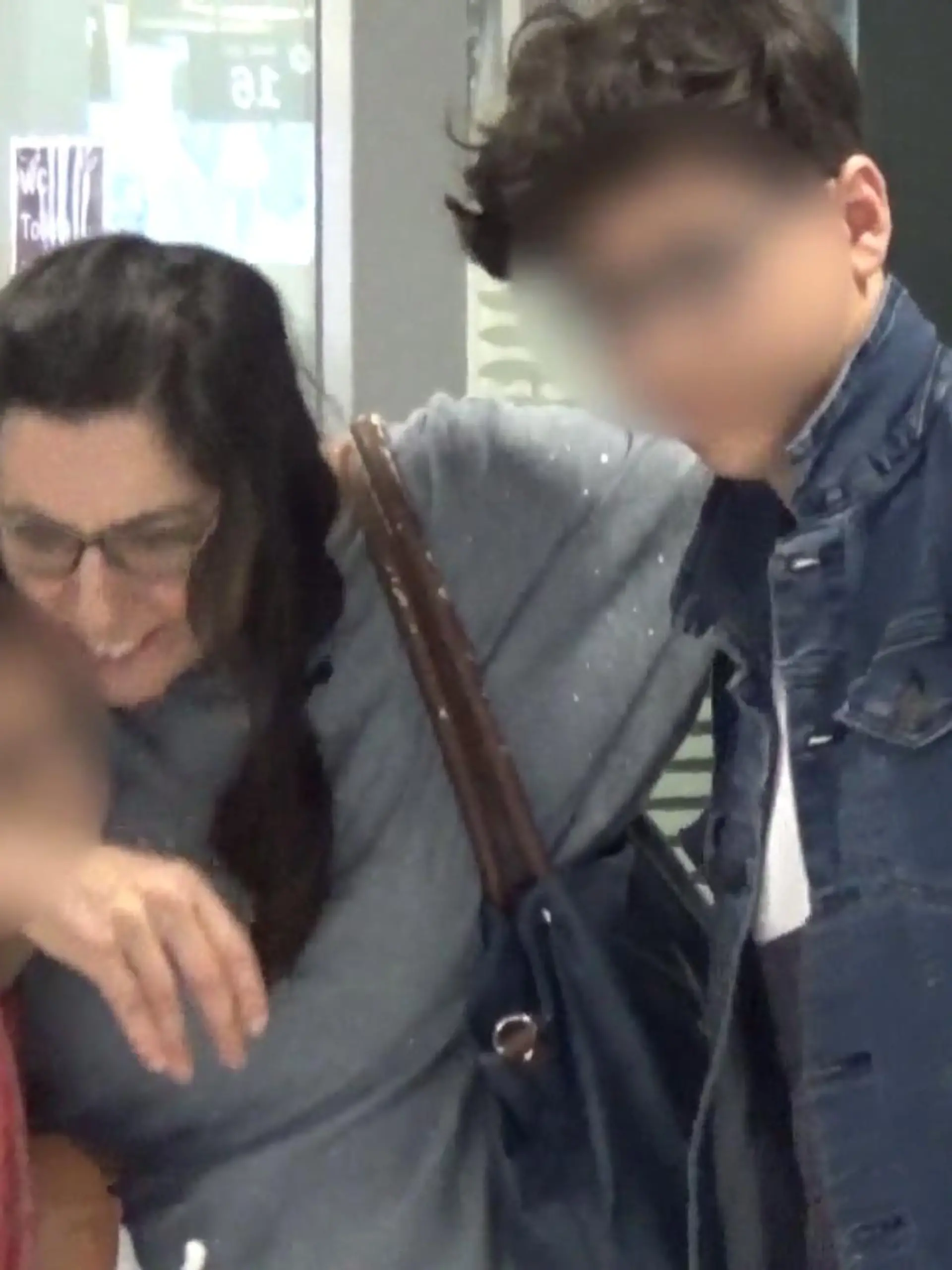Bild zu: "Mutter spürt ihre Kinder im Kosovo auf"