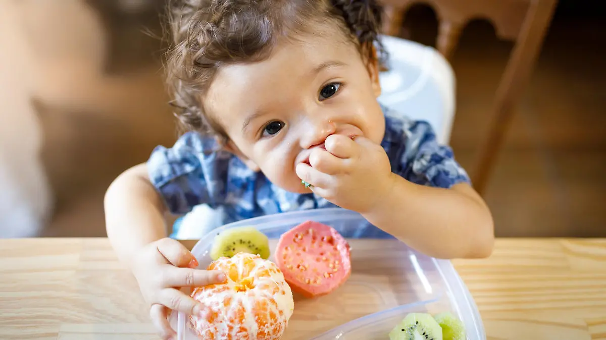 Baby isst Zitrusfrüchte