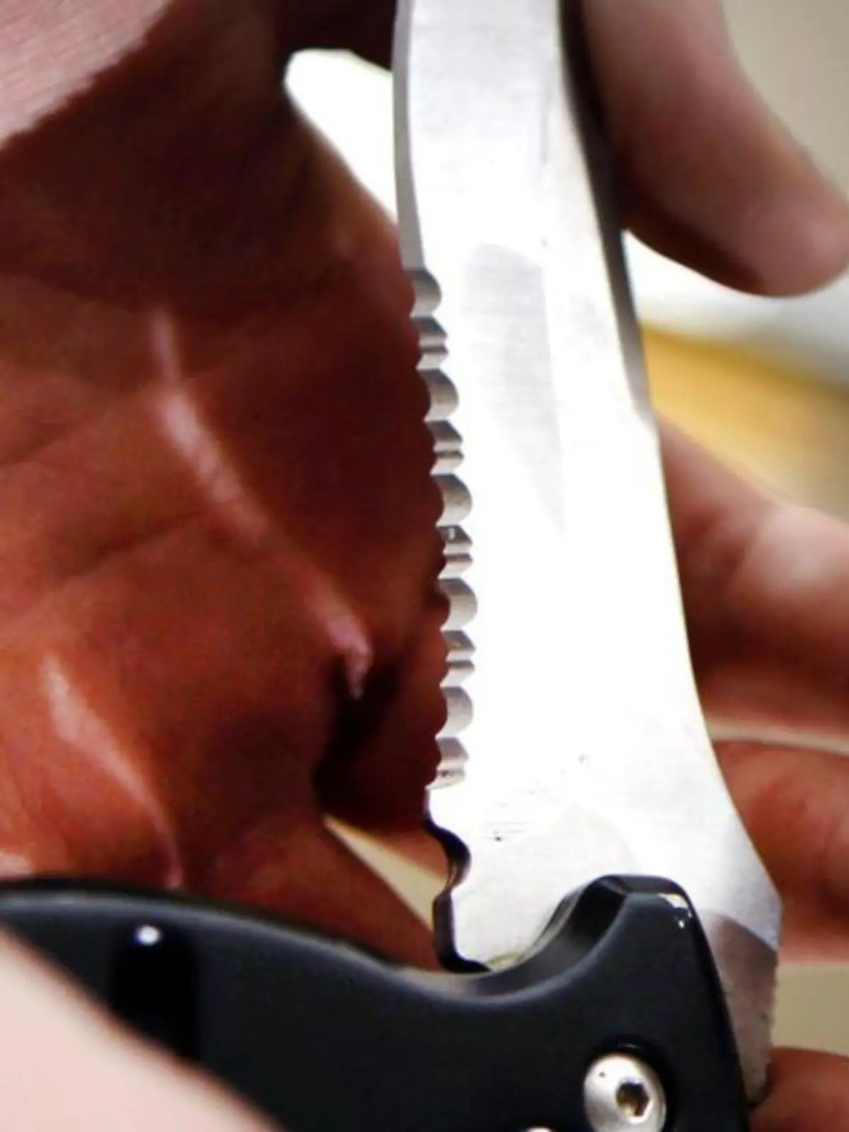 Eine Person hält ein Klappmesser