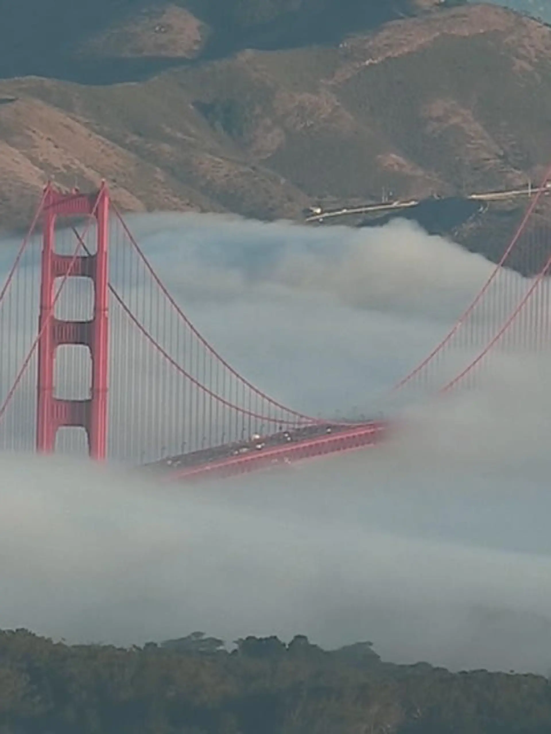 Bild zu: "Golden Gate Bridge versinkt im Nebel"