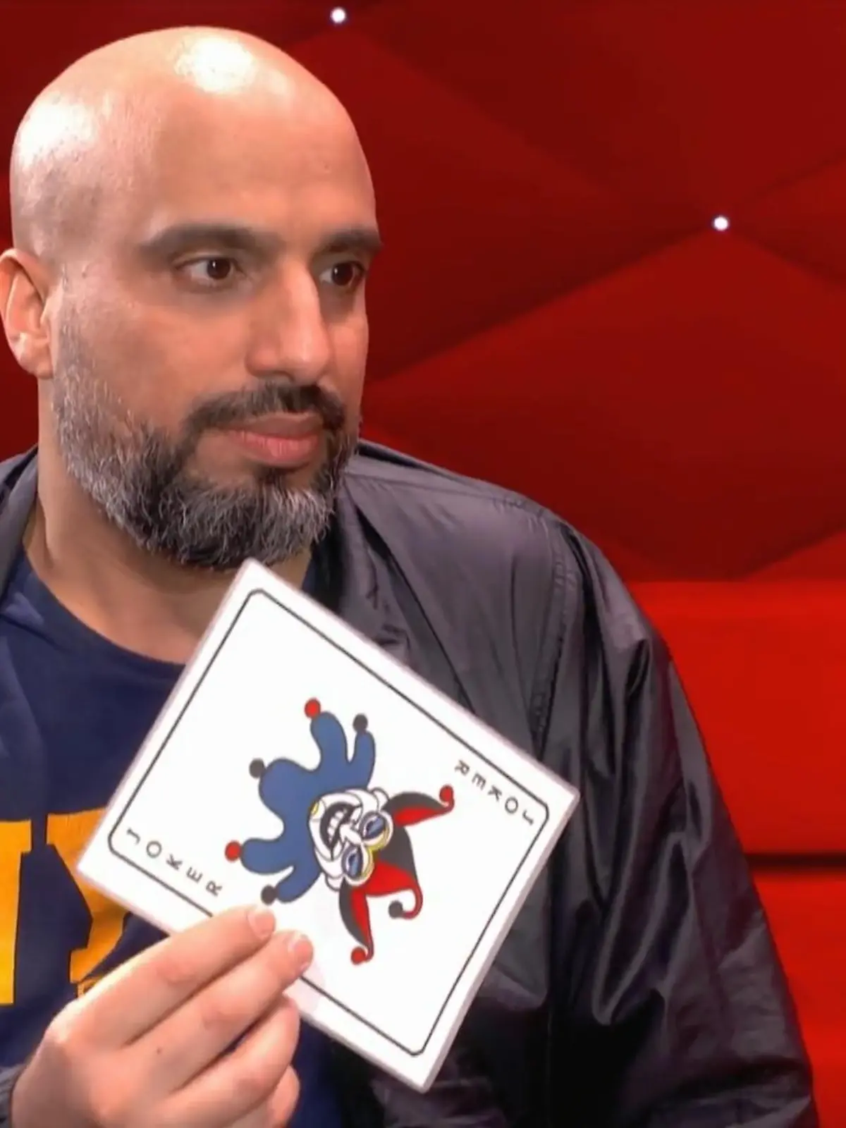 Was haben seine Fans eigentlich dazu gesagt, dass er bei "Let's Dance" mitmacht und wie hart ist das Training mit Kathrin Menzinger? Das und vieles mehr beantwortet Comedian Abdelkarim in "Ein Promi ein Joker" - doch eine Frage von David Modjarad lässt der 41-Jährige lieber unbeantwortet...