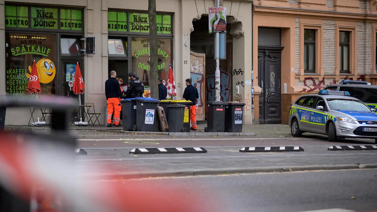 News Bilder des Tages Tote bei Schüssen in Halle Saale, 09.10.2019 Halle Saale , Schüsse , Opfer , Synagoge , Imbissladen , Döner Imbiss , Paulusviertel , Innenstadt Der Kiez Döner Imbiss auf der Ludwig-Wucherer-Straße am Rande es Paulusviertel. Auch hier wurden Schüsse abgegeben, auf dem Boden vor den Mülltonnen liegen polizeilich markiert Projektilhülsen einer Schrotflinte. Bei Schüssen an mehreren Orten in Halle Saale sind am Mittwochmittag mindestens zwei Personen getötet worden. Die Täter sind nach wie vor flüchtig, ein Verdächtiger wurde in Halle Saale festgenommen. Deaths at shots in Halle Saale , 09 10 2019 Halle Saale , shots , victims , synagogue , snack shop , kebab snack , Paulusviertel , downtown The Kiez Döner snack on the Ludwig Wucherer street on the outskirts it Paulusviertel Shots were also fired here, On