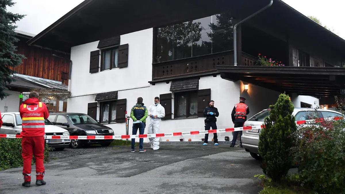 dpatopbilder - 06.10.2019, Österreich, Kitzbühel: Am Tatort, einem Kitzbüheler Einfamilienhaus, ermittelt die Polizei wegen fünffachen Mordes. Die Tat soll am 6. Oktober verübt worden sein, der Täter wurde gefasst. Ein 25-jähriger Mann hat hier nach Angaben der Polizei aus Eifersucht fünf Menschen erschossen. Die Opfer sind den Behörden zufolge seine 19-jährige Ex-Freundin, ihr neuer Freund, der Bruder sowie die Eltern der jungen Frau. Foto: Zoom.Tirol/APA/dpa +++ dpa-Bildfunk +++