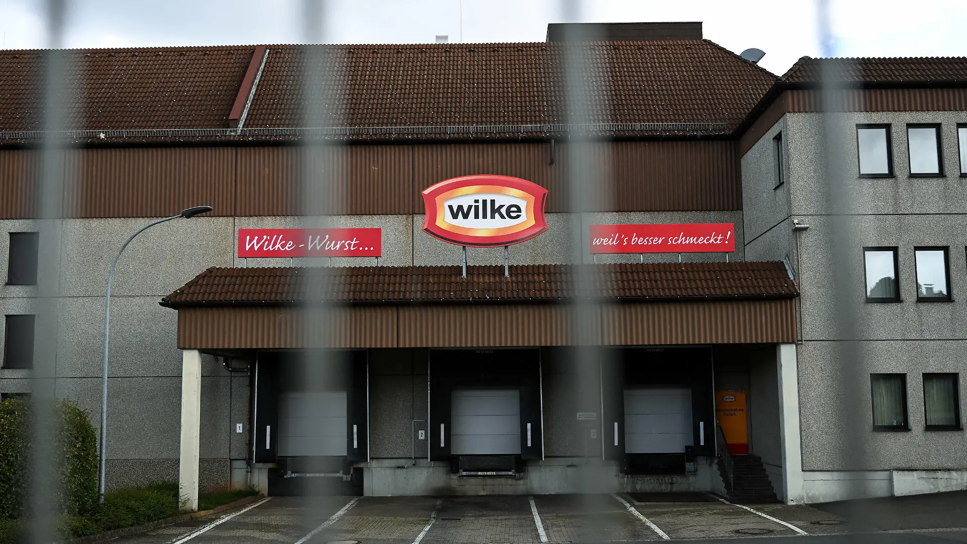 02.10.2019, Hessen, Twistetal: Heruntergelassen sind die Rolltore des Fleischherstellers Wilke Wurstwaren. Nach zwei Todesfällen durch Keime in Wurstwaren muss der Hersteller die Produktion stoppen. Foto: Uwe Zucchi/dpa +++ dpa-Bildfunk +++
