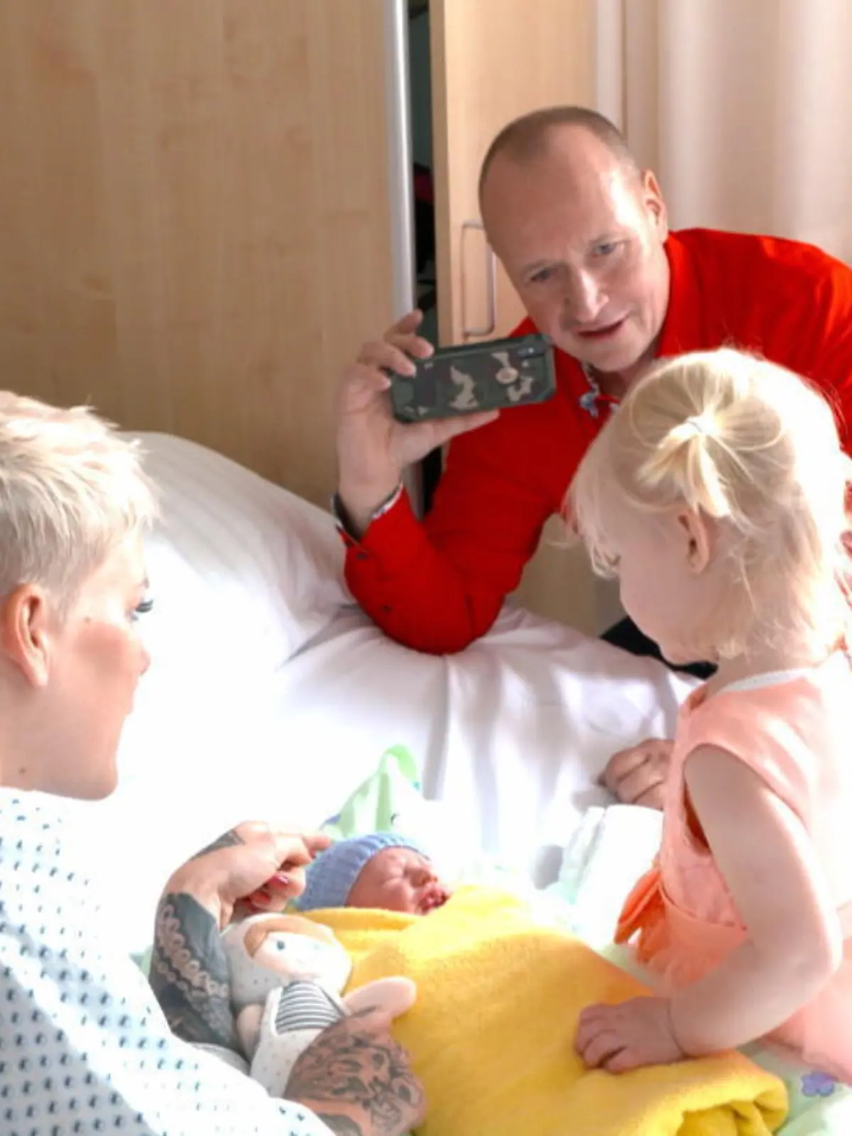 Bild zu: "Mia Rose lernt ihren Bruder kennen"