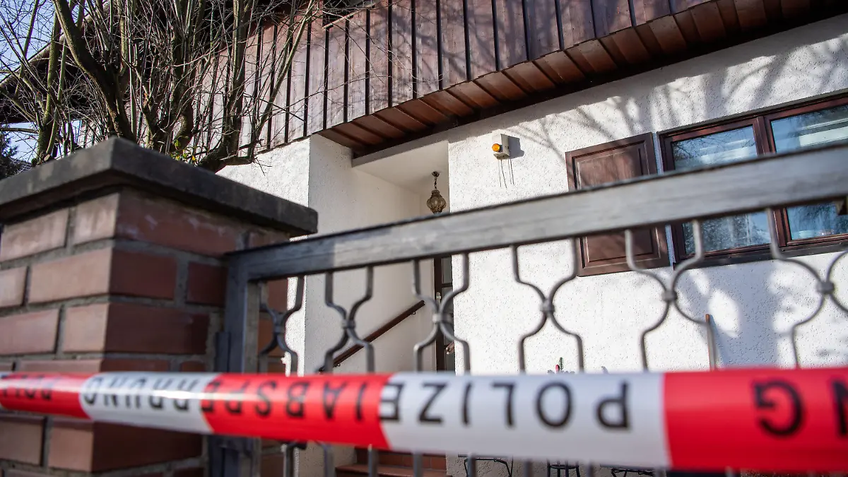 13.01.2020, Bayern, Starnberg: Polizei-Absperrband ist vor einem Wohnhaus zu sehen. In der Nacht wurden drei tote Personen in dem Haus gefunden. Nach zunächst nicht gesicherten Erkenntnissen handle es sich dabei um das Ehepaar, das in dem Haus lebte, und dessen Sohn, teilte die Polizei mit. Foto: Lino Mirgeler/dpa +++ dpa-Bildfunk +++