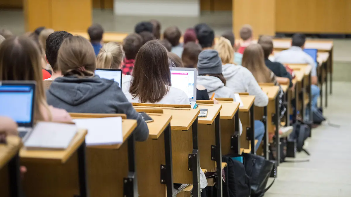 17.04.2018, Baden-Württemberg, Tübingen: Studierende sitzen mit Laptops in einer Vorlesung. Foto: Sebastian Gollnow/dpa