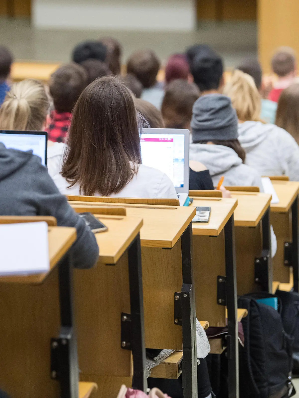 17.04.2018, Baden-Württemberg, Tübingen: Studierende sitzen mit Laptops in einer Vorlesung. Foto: Sebastian Gollnow/dpa