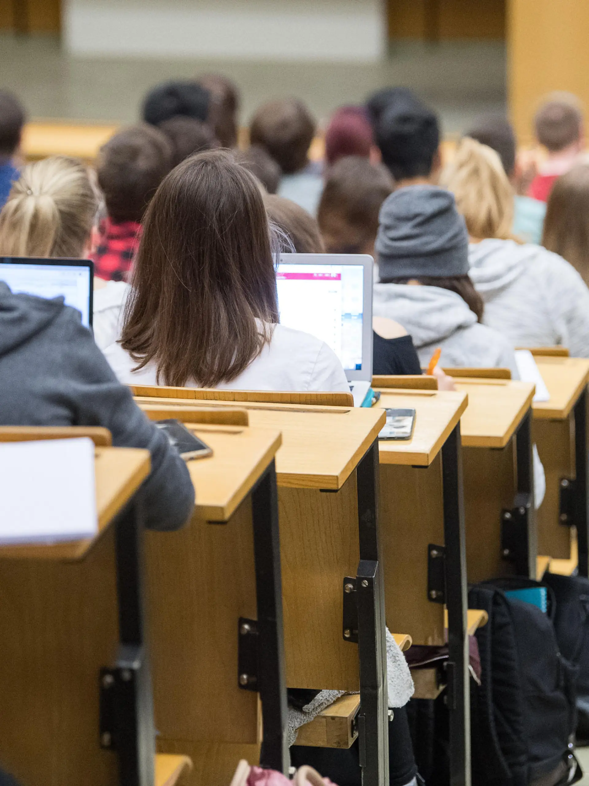 17.04.2018, Baden-Württemberg, Tübingen: Studierende sitzen mit Laptops in einer Vorlesung. Foto: Sebastian Gollnow/dpa