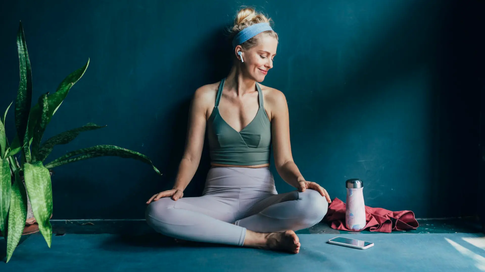 Frau macht Yoga