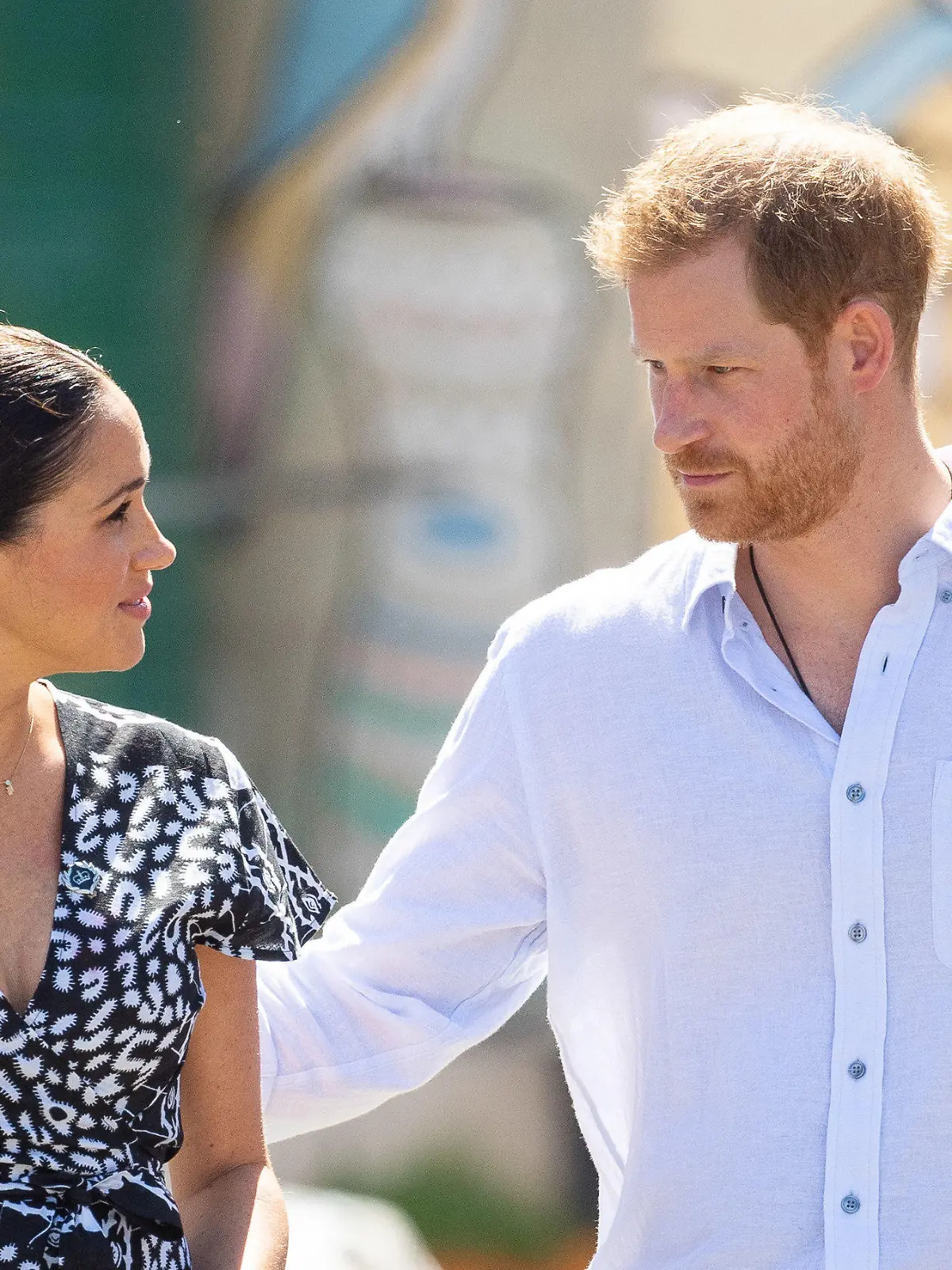 23.09.2019, Südafrika, Kapstadt: Meghan, Herzogin von Sussex, und Harry, Herzog von Sussex, besuchen am ersten Tag ihrer Afrikareise den Stadtteil Nyanga. Die britischen Royals beginnen ihre 10-tägige Afrikareise. Zu ihrer ersten offiziellen Reise als Familie sind der britische Prinz Harry und Herzogin Meghan mit dem rund vier Monate alten Archie in Kapstadt eingetroffen. Foto: Dominic Lipinski/PA Wire/dpa +++ dpa-Bildfunk +++