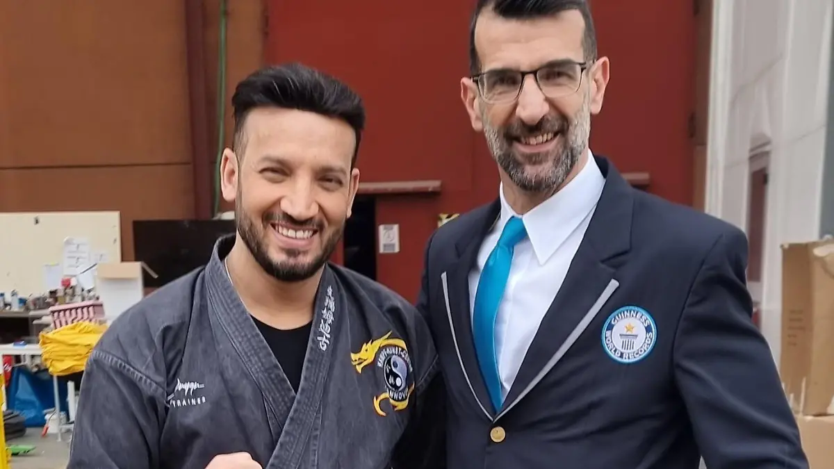 Kerim in seinem "Kampf-Outfit". Hier posiert mit einem Offiziellen der "Guiness-World-Records" Veranstaltung.