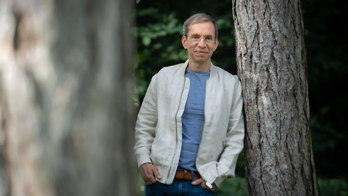 PRODUKTION - 14.09.2021, Hessen, Frankfurt/Main: Jens Söring steht im Palmengarten in Frankfurt und hält sein Buch «Rückkehr ins Leben» in der Hand. Der Sohn eines deutschen Diplomaten war in den USA wegen Doppelmordes zu lebenslanger Haft verurteilt worden und erst 2019 nach 33 Jahren hinter Gittern nach Deutschland abgeschoben worden. Hier versucht er jetzt, sich eine neue Existenz aufzubauen. (zu dpa «Nach mehr als 33 Jahren Haft: Jens Sörings erste Monate in Freiheit») Foto: Boris Roessler/dpa +++ dpa-Bildfunk +++