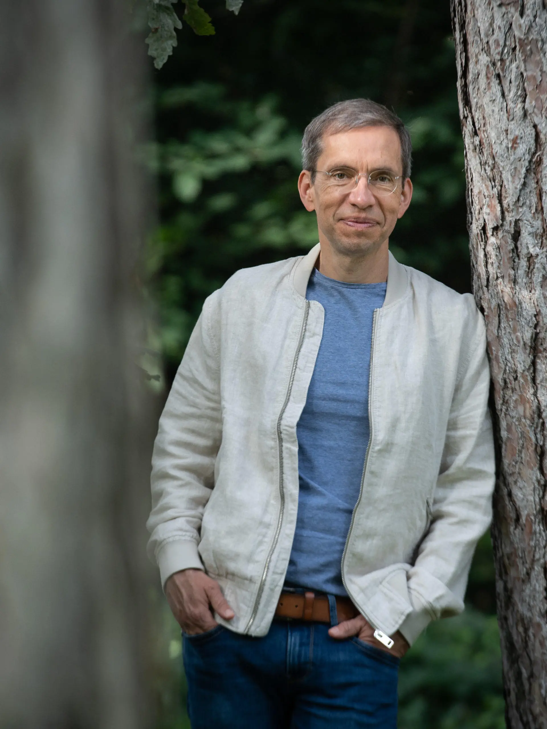 PRODUKTION - 14.09.2021, Hessen, Frankfurt/Main: Jens Söring steht im Palmengarten in Frankfurt und hält sein Buch «Rückkehr ins Leben» in der Hand. Der Sohn eines deutschen Diplomaten war in den USA wegen Doppelmordes zu lebenslanger Haft verurteilt worden und erst 2019 nach 33 Jahren hinter Gittern nach Deutschland abgeschoben worden. Hier versucht er jetzt, sich eine neue Existenz aufzubauen. (zu dpa «Nach mehr als 33 Jahren Haft: Jens Sörings erste Monate in Freiheit») Foto: Boris Roessler/dpa +++ dpa-Bildfunk +++
