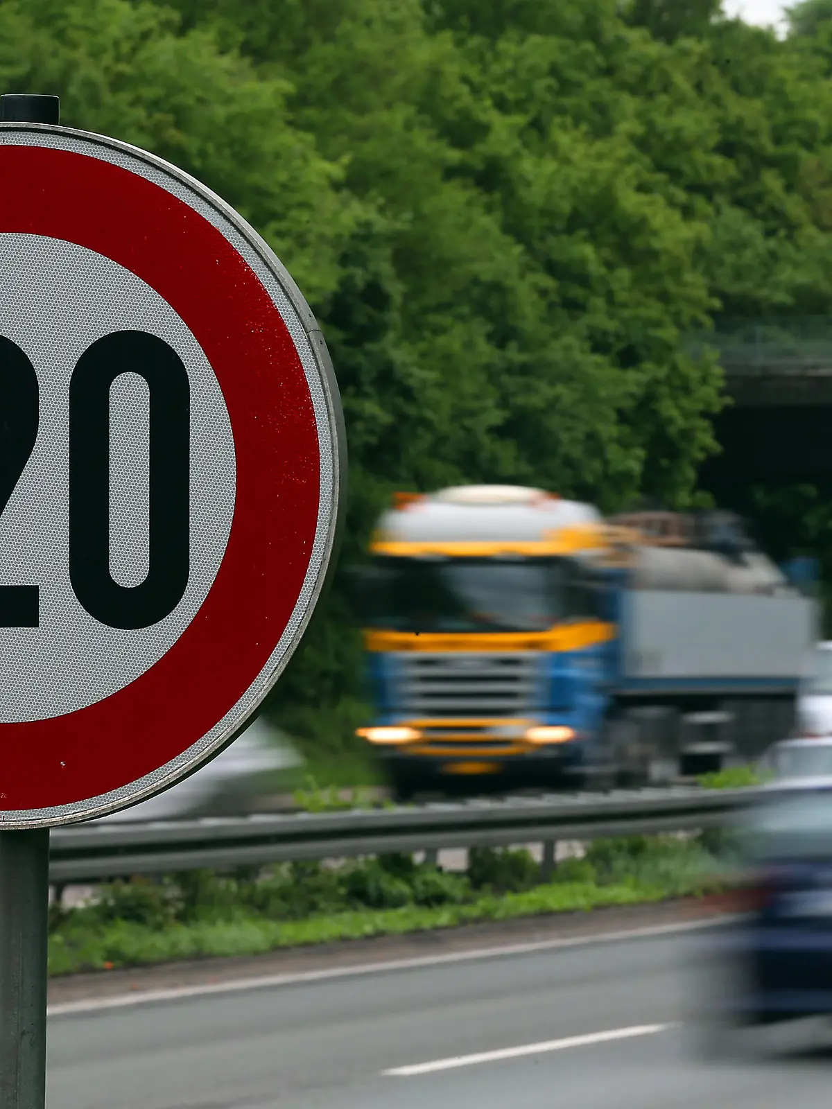 Die Deutsche Umwelthilfe fordert Tempolimit 120 auf der Autobahn.