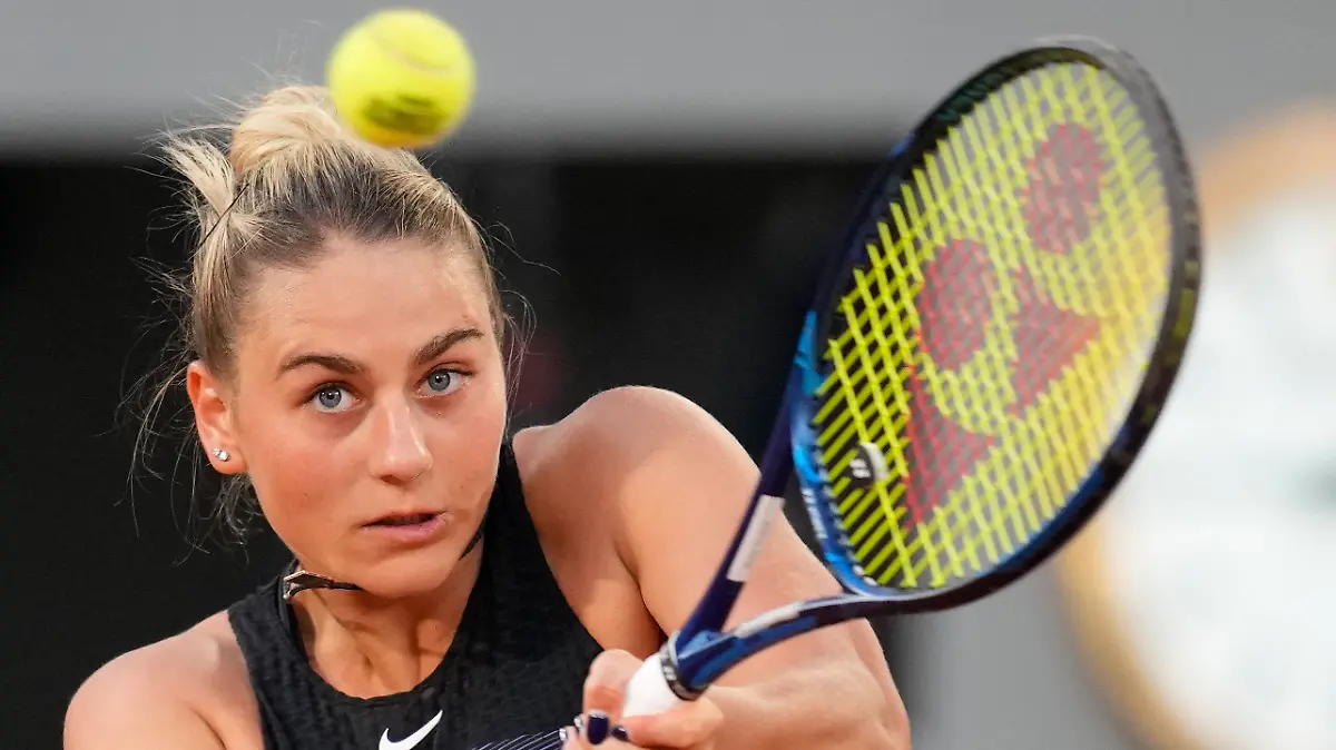 ARCHIV - 07.06.2021, Frankreich, Paris: Tennis: Grand Slam/WTA-Tour - French Open, Einzel, Damen, Achtelfinale, Kostjuk (Ukraine) - Swiatek (Polen). Marta Kostjuk in Aktion. Die Ukrainerin gewann ihr erstes Turnier. (zu dpa: «Ukrainerin gewinnt brisantes Tennis-Finale - Kein Handschlag») Foto: Christophe Ena/AP/dpa +++ dpa-Bildfunk +++