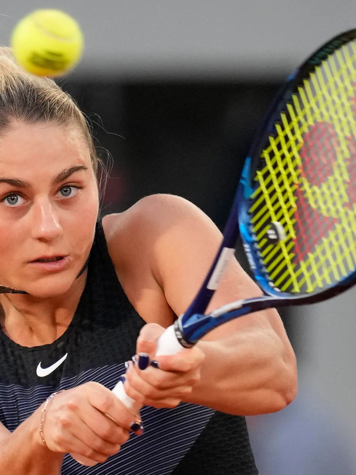 ARCHIV - 07.06.2021, Frankreich, Paris: Tennis: Grand Slam/WTA-Tour - French Open, Einzel, Damen, Achtelfinale, Kostjuk (Ukraine) - Swiatek (Polen). Marta Kostjuk in Aktion. Die Ukrainerin gewann ihr erstes Turnier. (zu dpa: «Ukrainerin gewinnt brisantes Tennis-Finale - Kein Handschlag») Foto: Christophe Ena/AP/dpa +++ dpa-Bildfunk +++