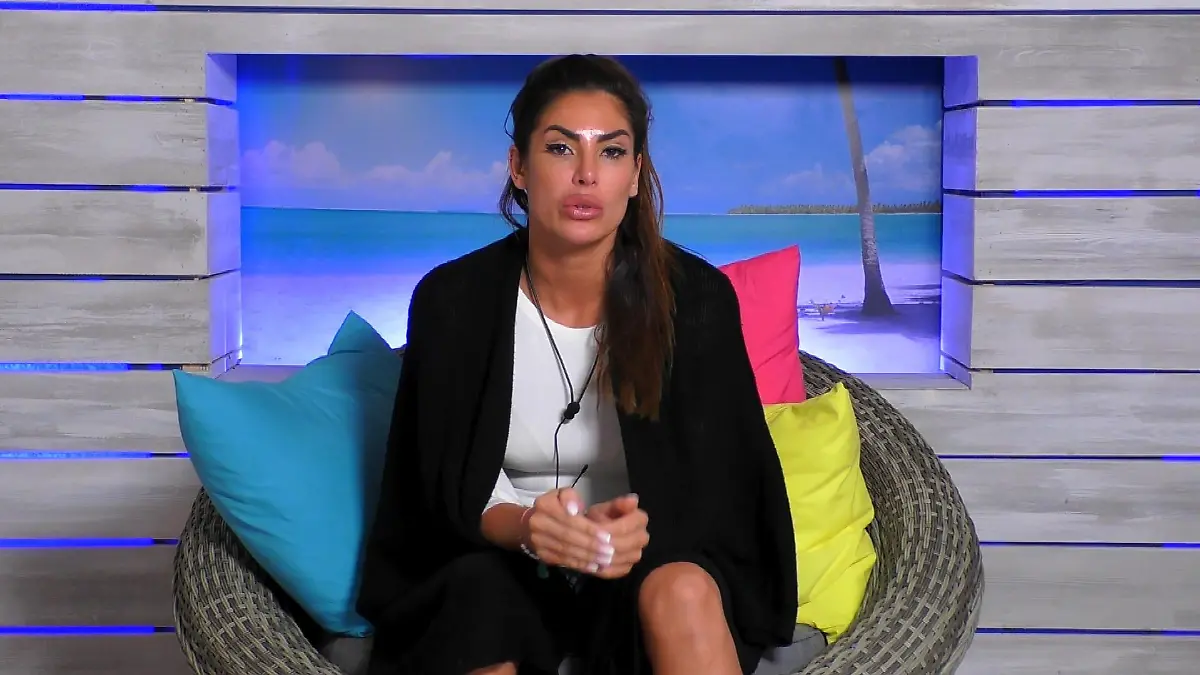 Bei "Love Island" muss sich Ricarda erklären
