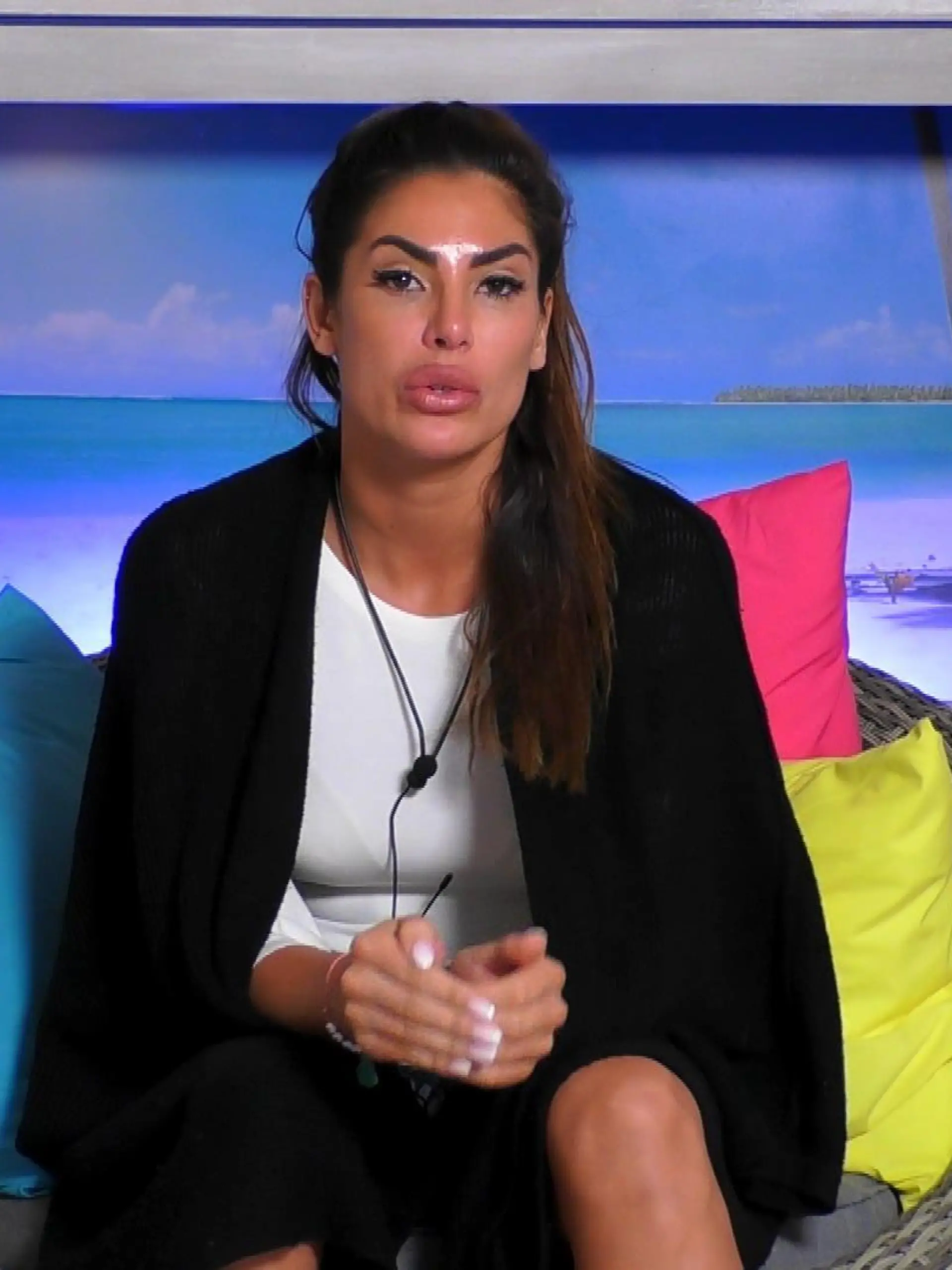 Bei "Love Island" muss sich Ricarda erklären