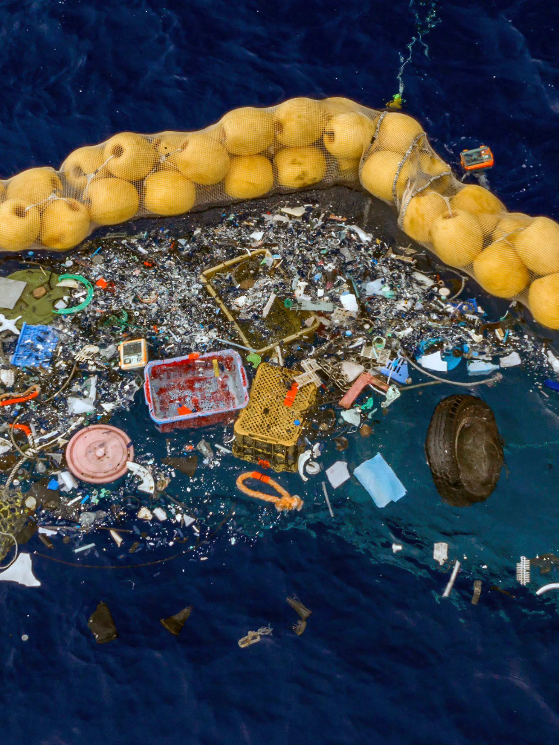 30.09.2019, ---: Auf diesem undatierten und von The Ocean Cleanup zur Verfügung gestellten Bild schwimmen Plastikstücke vor einer Dichtung im Meer. Boyan Slat aus den Niederlanden, der dies erfunden haben soll, behauptet, das System zum Auffangen von Kunststoffresten, die im Pazifik zwischen Kalifornien und Hawaii schwimmen, funktioniert. Slat, ein Studienabbrecer, gründete die gemeinnützige The Ocean Cleanup. Foto: Uncredited/The Ocean Cleanup/dpa +++ dpa-Bildfunk +++