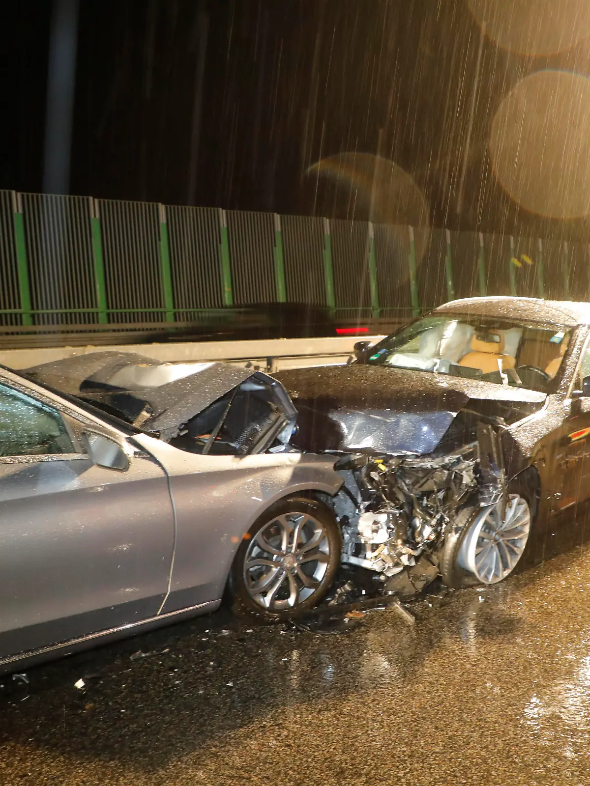 UnfallA72 03.10.2019, A72, Unfall Am Donnerstag ereignete sich gegen 19.30 Uhr auf der A72 Fahrtrichtung Hof, zwischen Penig und Niederfrohna, ein schwerer Verkehrsunfall. Ein PKW BMW, besetzt mit zwei Insassen, befuhr die A72 in RIchtung Chemnitz auf der linken Spur. Das Auto geriet ins Schleudern und drehte sich. Offenbar wurde aber kein Insasse verletzt. Ein nachfolgender VW Polo, besetzt mit drei Frauen, hielt an. Die Insassen boten ihre Hilfe an. Nachdem dies nicht nötig war, wollten sie weiterfahren,plötzlich kam ein PKW Mercedes , krachte in den VW Polo und schleuderte diesen in die rechte Leitplanke. Von den drei Insassen im VW erlag eine ihren schweren Verletzungen, zwei Personen wurden schwer verletzt.Alle drei Personen waren eingeklemmt und mussten von der Feuerwehr befreit werden. Im Mercedes wurden ebenfalls zwei Personen 