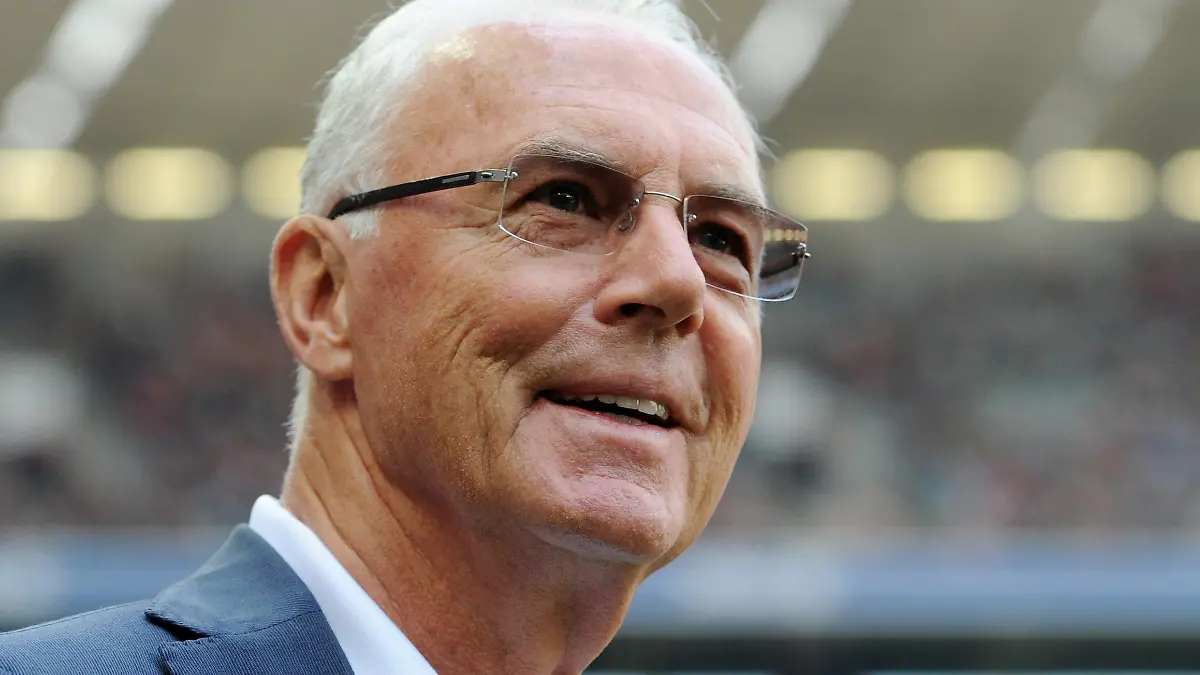 ARCHIV - 27.04.2013, Bayern, München: Franz Beckenbauer lächelt vor dem Spiel FC Bayern München - SC Freiburg. Am Freitag, 11. September 2020 feiert der vielleicht größte deutsche Fußballer seinen Ehrentag im Familienkreis. (zu dpa «Nachdenklicher» Beckenbauer wird 75 - «Wann ist es so weit?») Foto: picture alliance / dpa +++ dpa-Bildfunk +++
