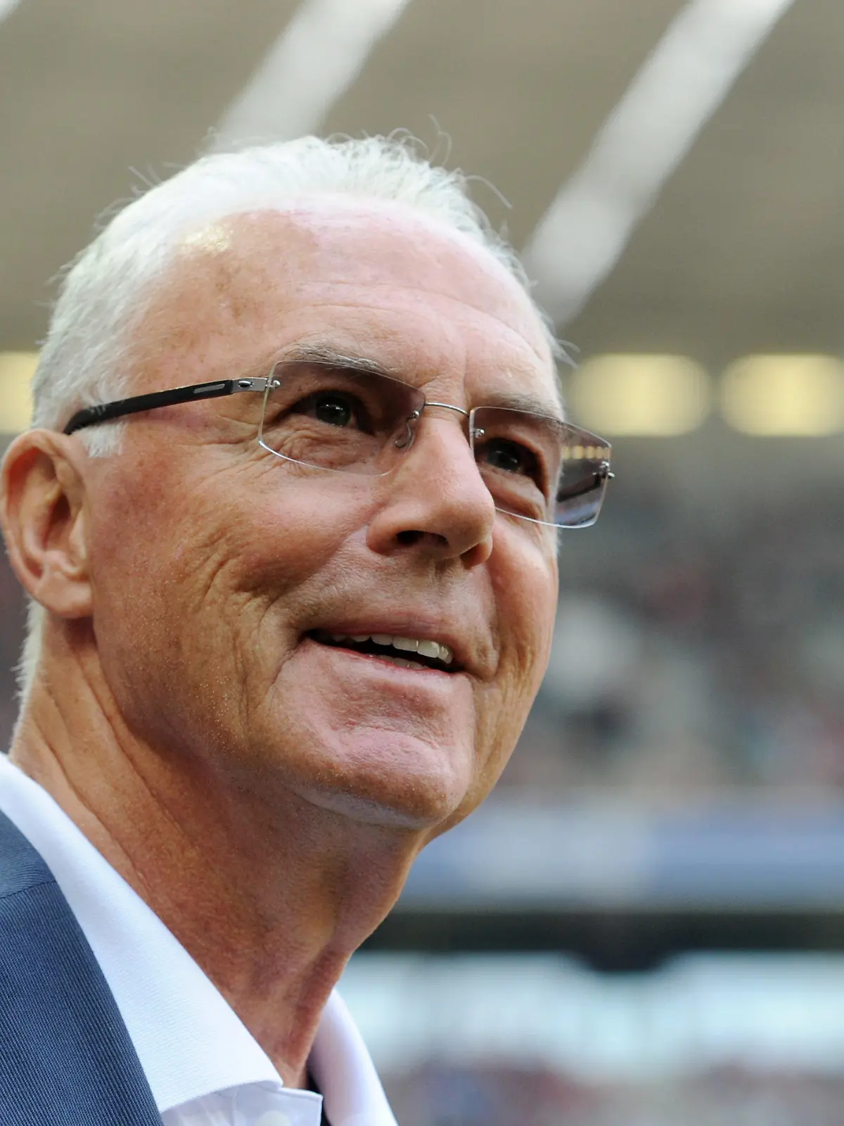 ARCHIV - 27.04.2013, Bayern, München: Franz Beckenbauer lächelt vor dem Spiel FC Bayern München - SC Freiburg. Am Freitag, 11. September 2020 feiert der vielleicht größte deutsche Fußballer seinen Ehrentag im Familienkreis. (zu dpa «Nachdenklicher» Beckenbauer wird 75 - «Wann ist es so weit?») Foto: picture alliance / dpa +++ dpa-Bildfunk +++