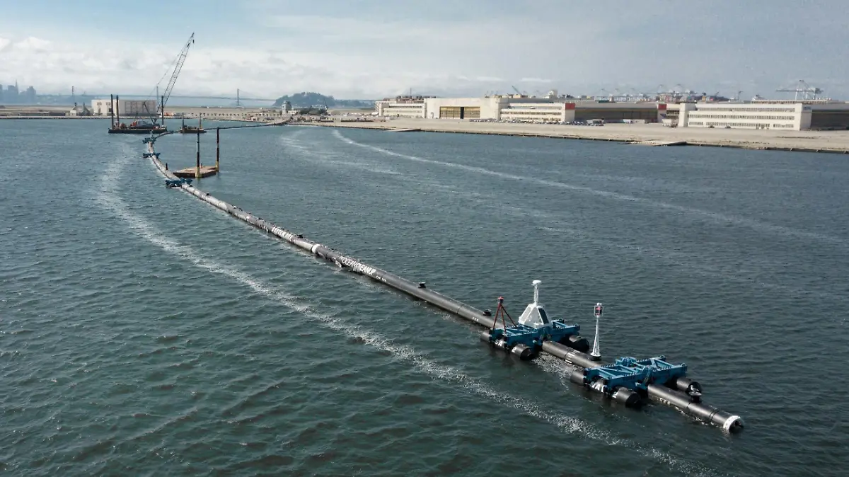 HANDOUT - Aufnahmedatum unbekannt, USA, San Francisco: Das Reinigungssystems «The Ocean Cleanup» schwimmt in der Lagune vor dem Montageplatz. Ab dem 08.09.2018 soll die U-förmige Anlage knapp 500 Kilometer vor der Küste zum Einsatz kommen und Plastikmüll aus dem Meer sammeln. (zu dpa ««The Ocean Cleanup»: Countdown für die größte Meeres-Müllsäuberung» vom 02.09.2018) Foto: -/The Ocean Cleanup/dpa - ACHTUNG: Nur zur redaktionellen Verwendung im Zusammenhang mit der aktuellen Berichterstattung und nur mit vollständiger Nennung des vorstehenden Credits +++ dpa-Bildfunk +++