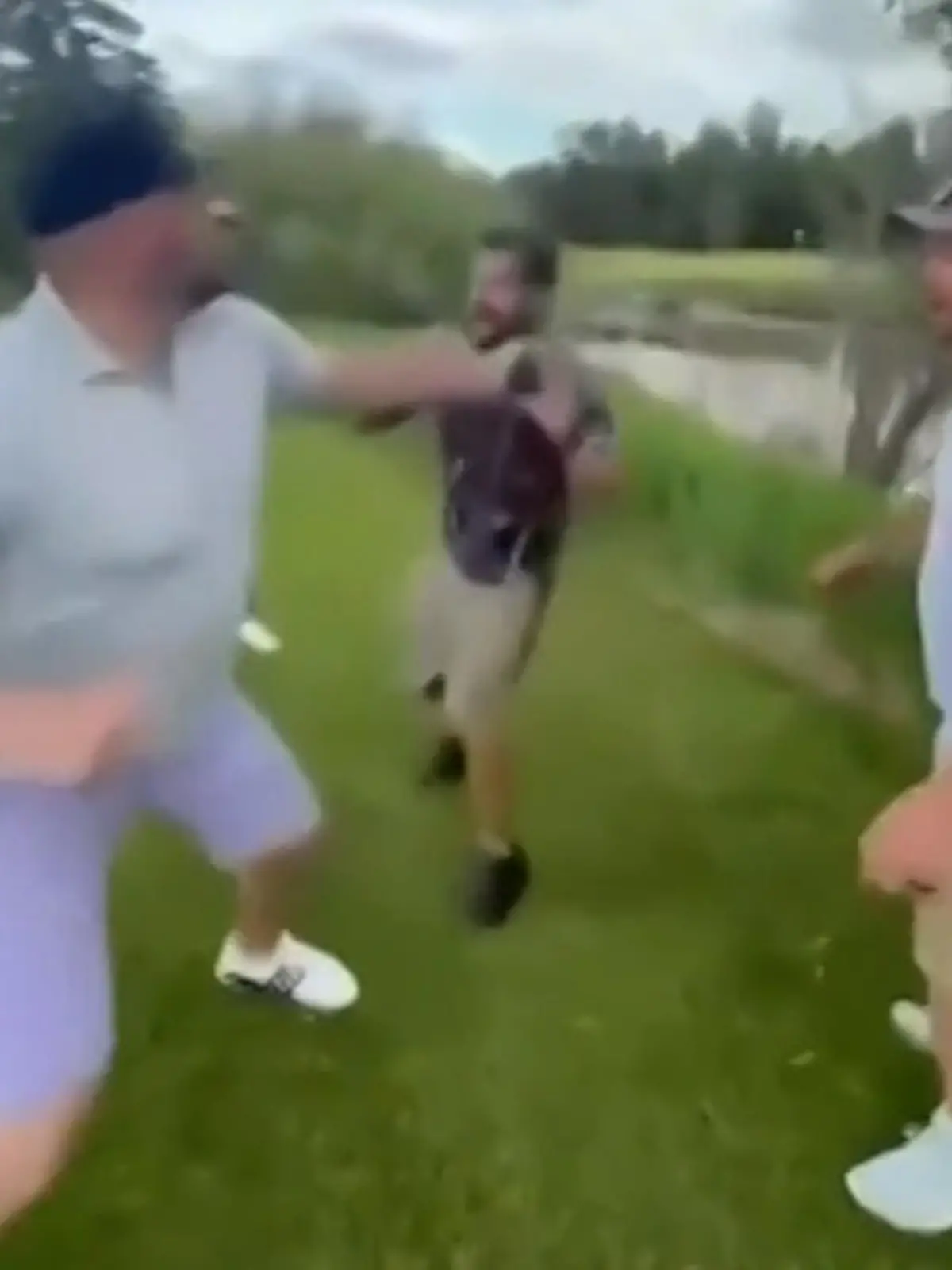 Bild zu: "Erst Dusche, dann Schläge! Ex-Eishockey-Spieler zettelt Klopperei auf Golfplatz an"
