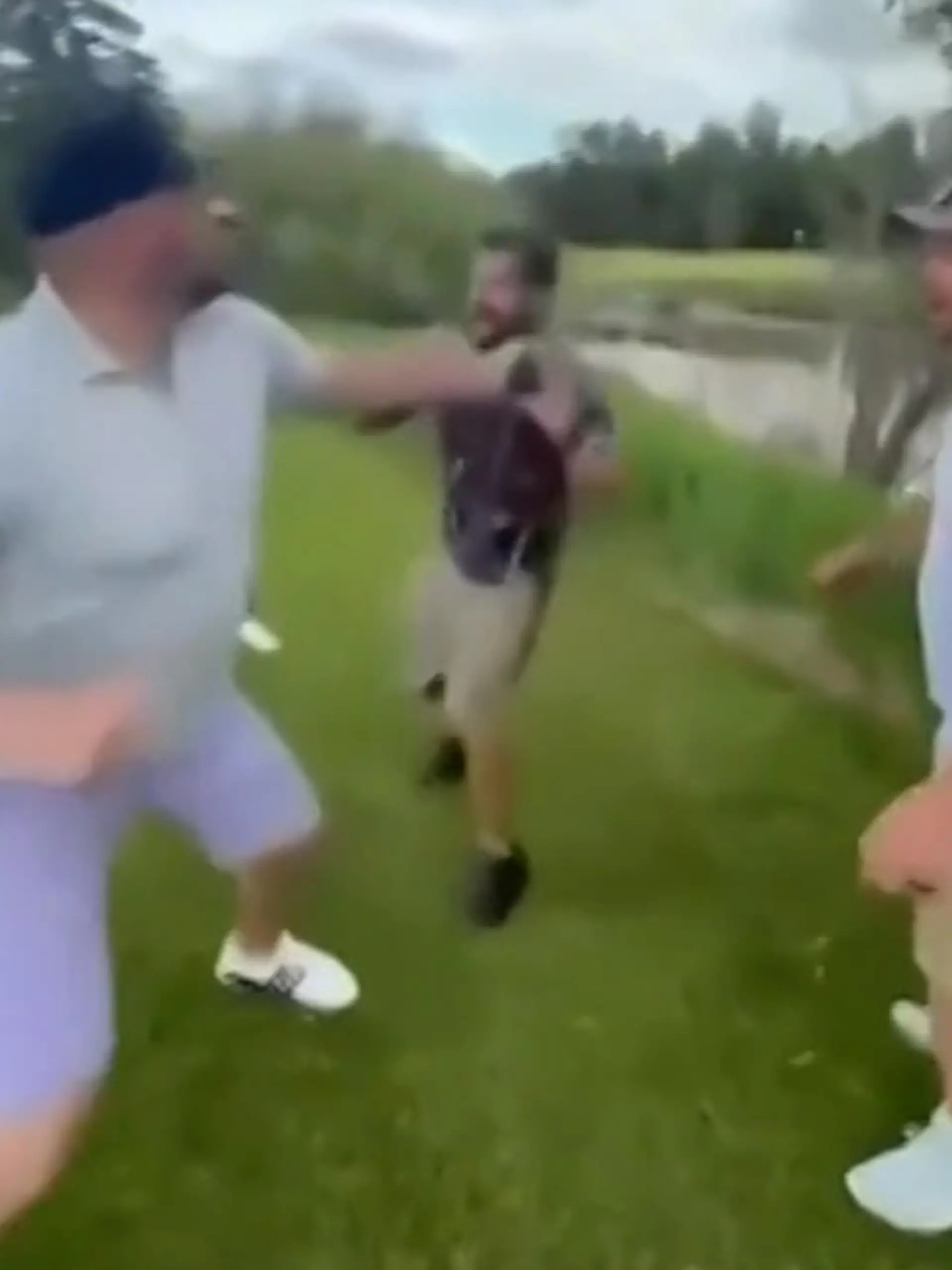 Bild zu: "Erst Dusche, dann Schläge! Ex-Eishockey-Spieler zettelt Klopperei auf Golfplatz an"