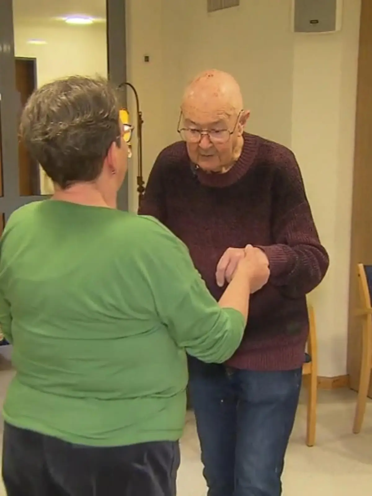 Tango tanzen gegen Muskelzittern und steife Gliedmaßen: Nicht nur die Stars bei Let’s Dance merken, wie gut ihnen das Tanzen tut – auch ist der Sport eine Therapie gegen Krankheiten. Rolf Nordt ist Parkinson-Patient und schwingt das Tanzbein gegen seine tückische Krankheit. Welchen Erfolg er dabei hat und wie die App von „ParkinsonHessen-Digital“ Betroffenen helfen kann, erfahren Sie im Video!