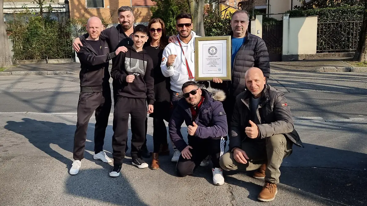 Kerim und sein Team haben es geschafft: Die Urkunde für den Weltrekord haben Sie mit nach Hannover gebracht.