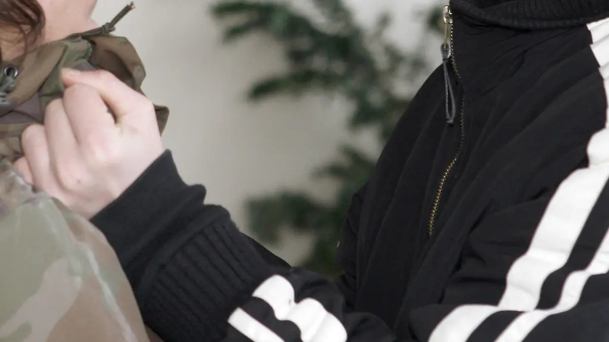 Symbolbild zum Thema Randgruppen bzw. gewaltbereite Jugendliche, Gewalt bei Jugendlichen, Gerangel in der Schule: Ein 14-jähriger und ein 15-jähriger Schüler bei einem Gerangel vor der Schule. Aufgenommen am Sonntag (10.12.2006) in Michelau im Landkreis Lichtenfels. Foto: Marcus Führer dpa/lby +++(c) dpa - Report+++