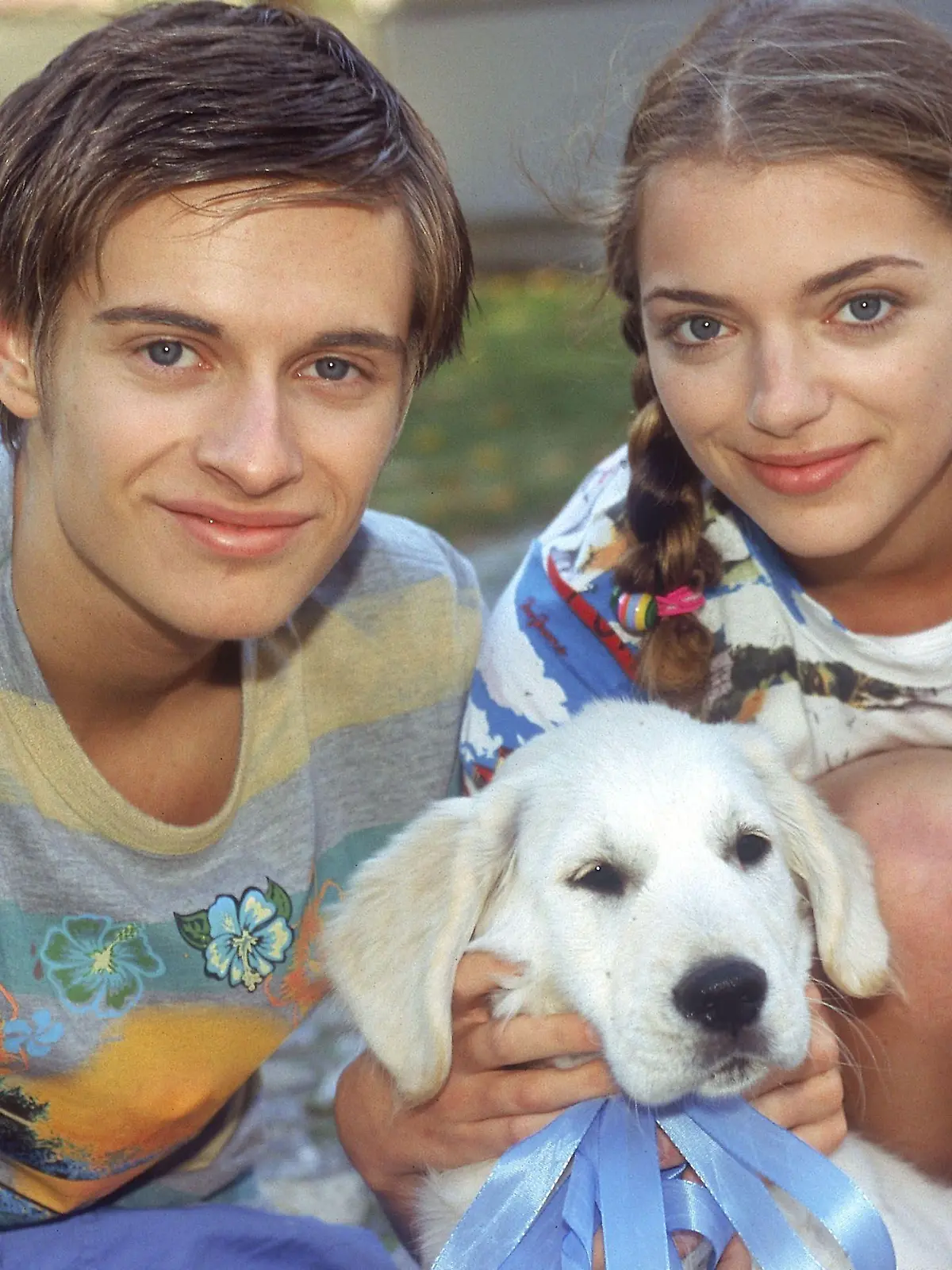 Emily (Anne Menden) und ihr Bruder Philip (Jörn Schlönvoigt) Höfer mit ihrem Hund Gonzo.