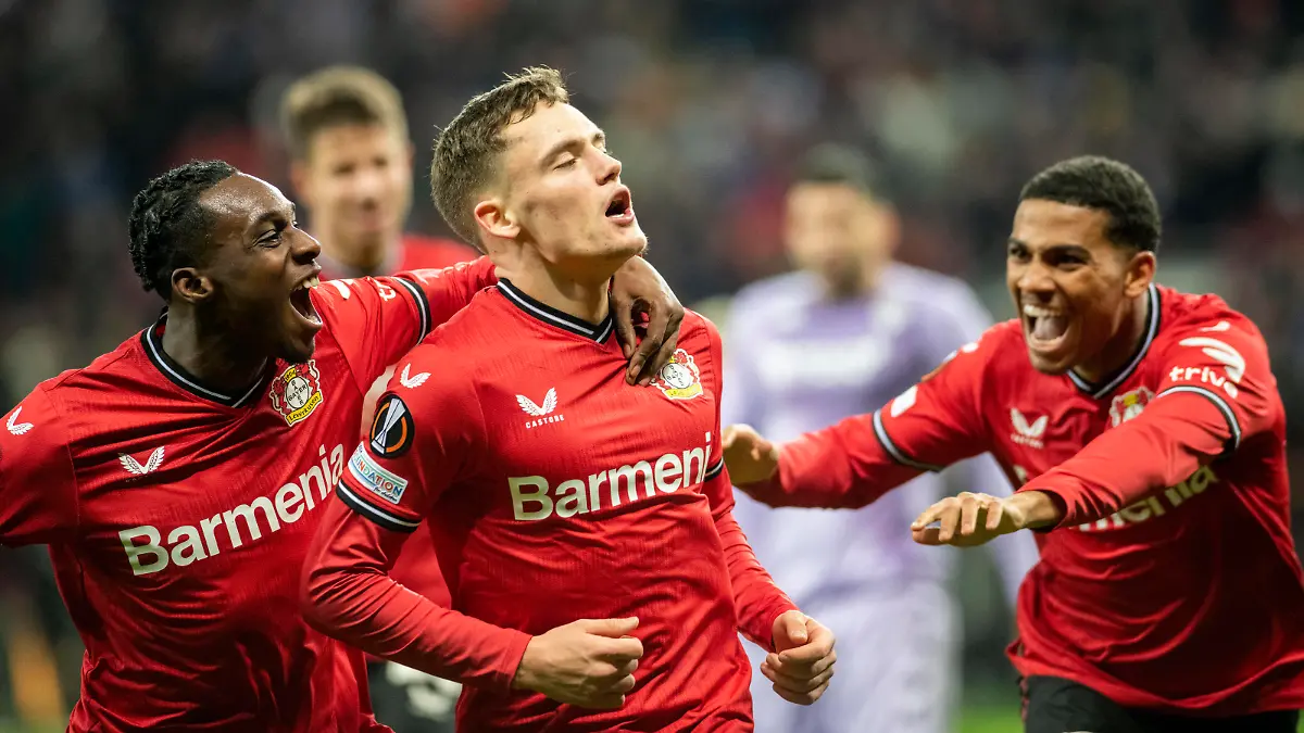 16.02.2023, GER, Fußball, Herren, UEFA, Fußball Europa League, Play-off, Saison 2022/2023, TSV Bayer 04 Leverkusen - AS Monaco Amine Adli TSV Bayer 04 Leverkusen, li. und Nadiem Amiri TSV Bayer 04 Leverkusen, re. jubeln mit dem Torschützen Florian Wirtz TSV Bayer 04 Leverkusen nach dem 2:1 Leverkusen BayArena Nordrhein-Westfalen Deutschland *** 16 02 2023, GER, Football, Men, UEFA, Football Europa League, Play off, Season 2022 2023, TSV Bayer 04 Leverkusen AS Monaco Amine Adli TSV Bayer 04 Leverkusen, l and Nadiem Amiri TSV Bayer 04 Leverkusen, r cheer with scorer Florian Wirtz TSV Bayer 04 Leverkusen after the 2 1 Leverkusen BayArena Nordrhein Westfalen Germany