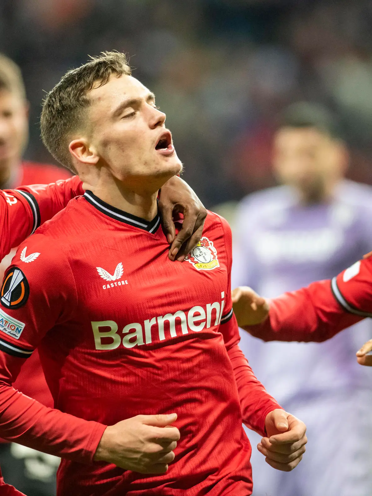 16.02.2023, GER, Fußball, Herren, UEFA, Fußball Europa League, Play-off, Saison 2022/2023, TSV Bayer 04 Leverkusen - AS Monaco Amine Adli TSV Bayer 04 Leverkusen, li. und Nadiem Amiri TSV Bayer 04 Leverkusen, re. jubeln mit dem Torschützen Florian Wirtz TSV Bayer 04 Leverkusen nach dem 2:1 Leverkusen BayArena Nordrhein-Westfalen Deutschland *** 16 02 2023, GER, Football, Men, UEFA, Football Europa League, Play off, Season 2022 2023, TSV Bayer 04 Leverkusen AS Monaco Amine Adli TSV Bayer 04 Leverkusen, l and Nadiem Amiri TSV Bayer 04 Leverkusen, r cheer with scorer Florian Wirtz TSV Bayer 04 Leverkusen after the 2 1 Leverkusen BayArena Nordrhein Westfalen Germany